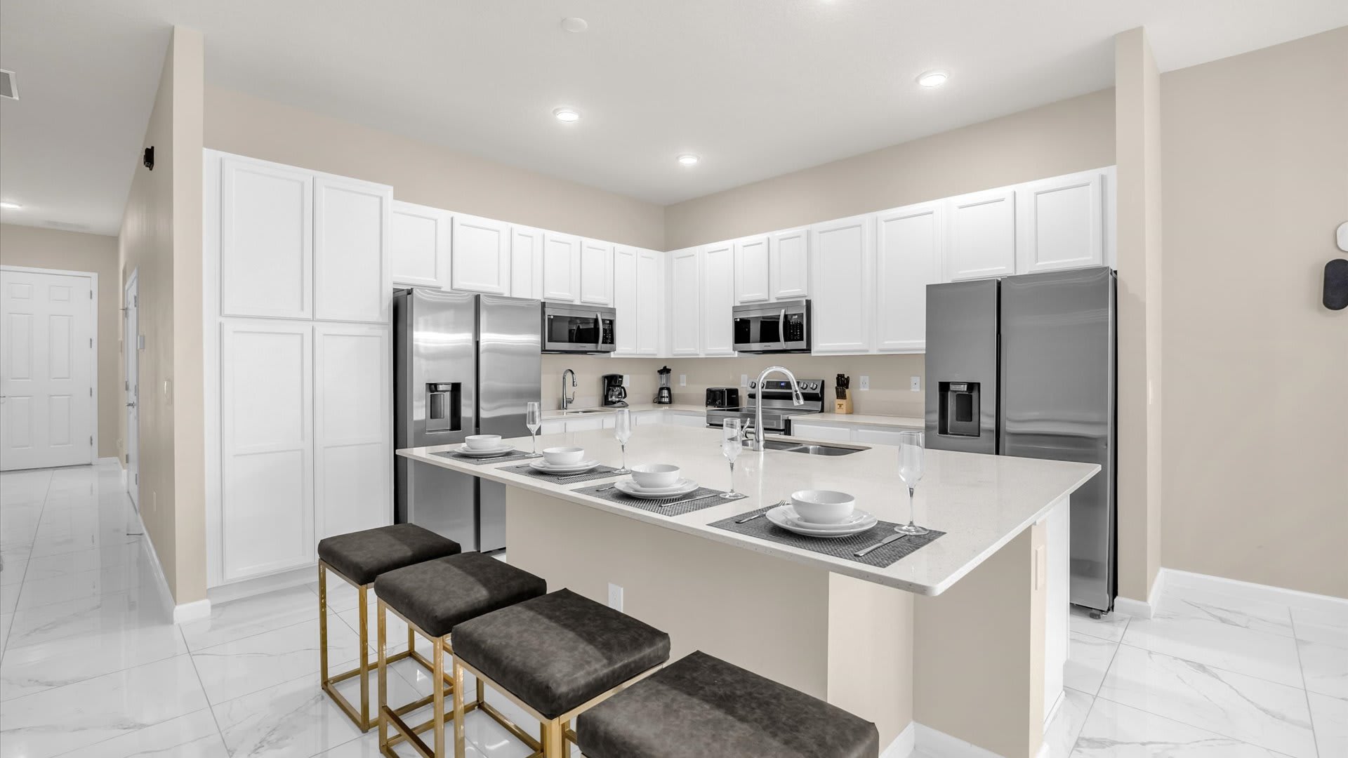 Breakfast Bar Seating – Enjoy morning coffee or casual bites at the large island counter.