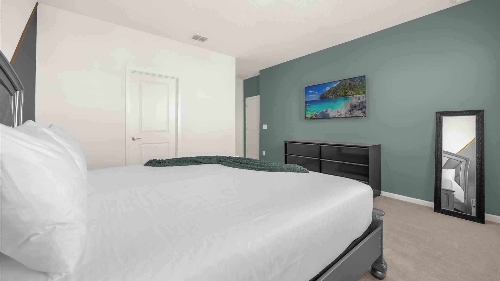 King Suite – Beautiful king bed, smart TV, and ensuite bathroom.