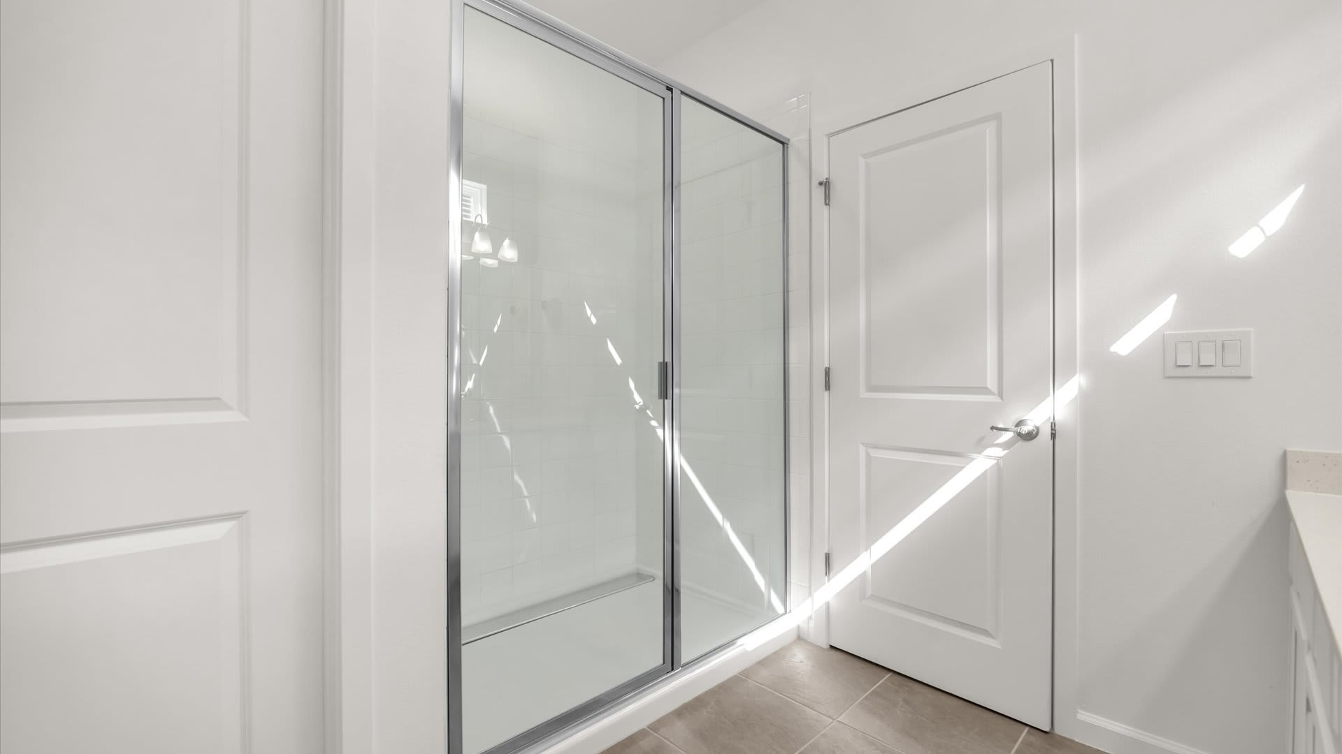 Modern Ensuite Bathroom – Dual basins with a standing shower and contemporary finishes.