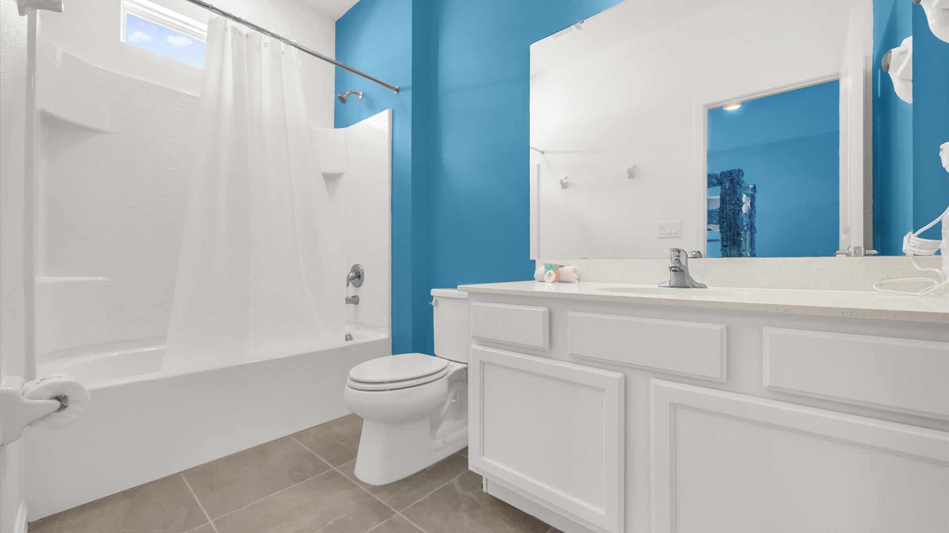 Modern Ensuite Bathroom – with a shower and bathtub combo and contemporary finishes.