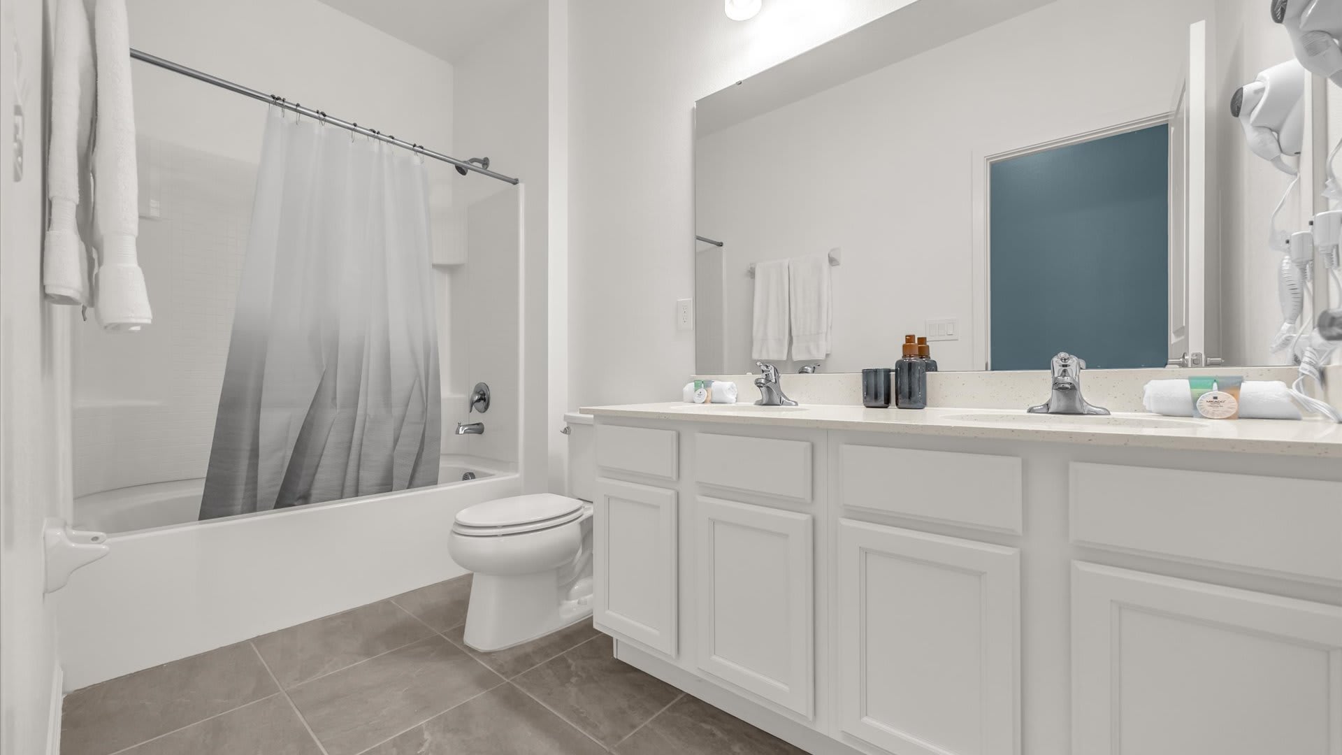 Modern Ensuite Bathroom – with a shower and bathtub combo and contemporary finishes.