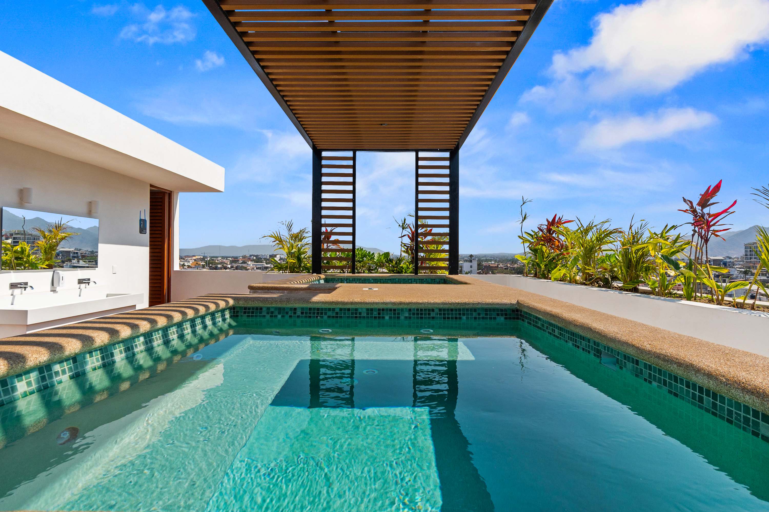 Boho 2 BR Condo - Dowtown - Rooftop Pool - Jacuzzi