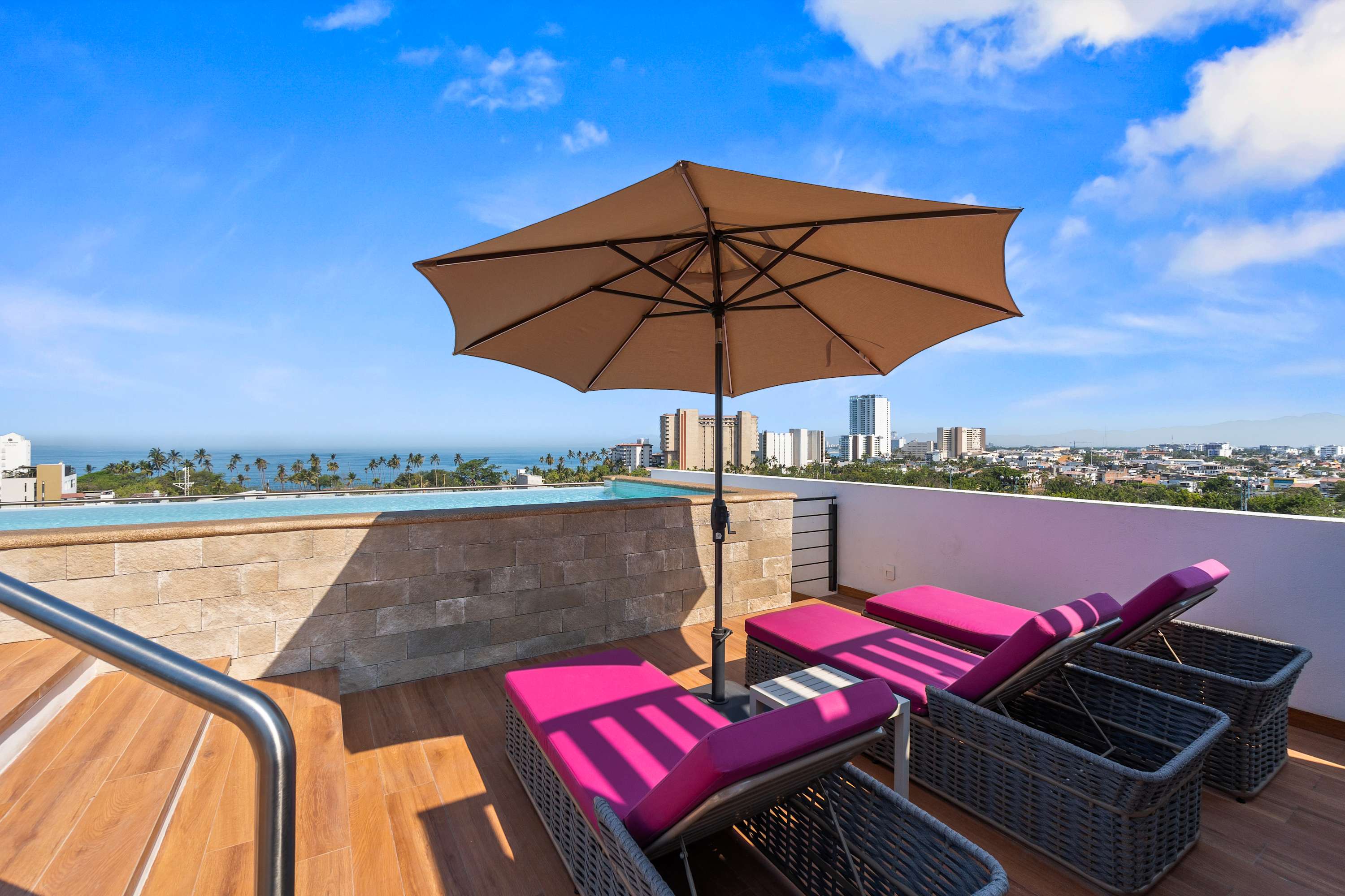 Boho 2 BR Condo - Dowtown - Rooftop Pool - Jacuzzi