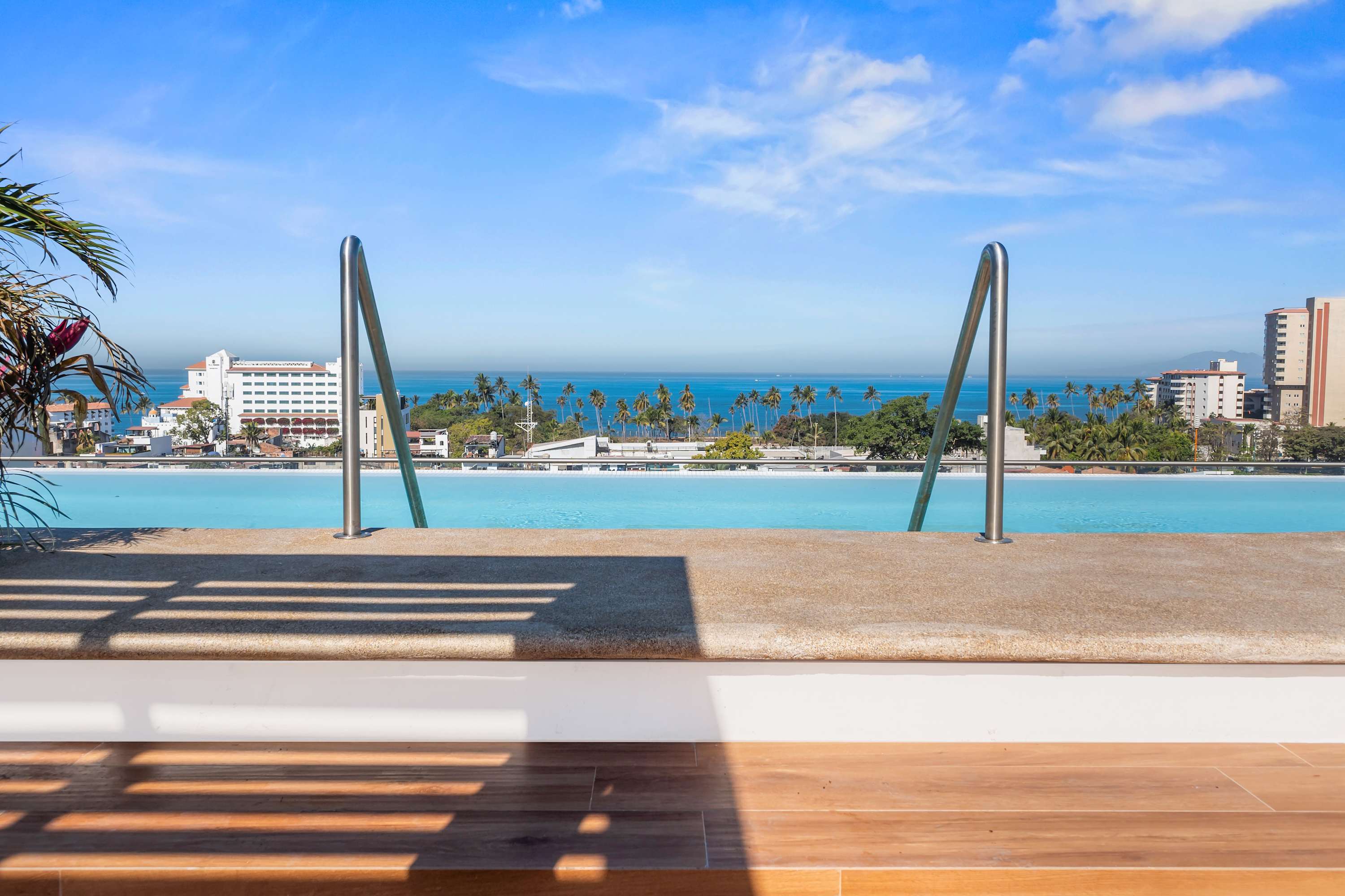Boho 2 BR Condo - Dowtown - Rooftop Pool - Jacuzzi
