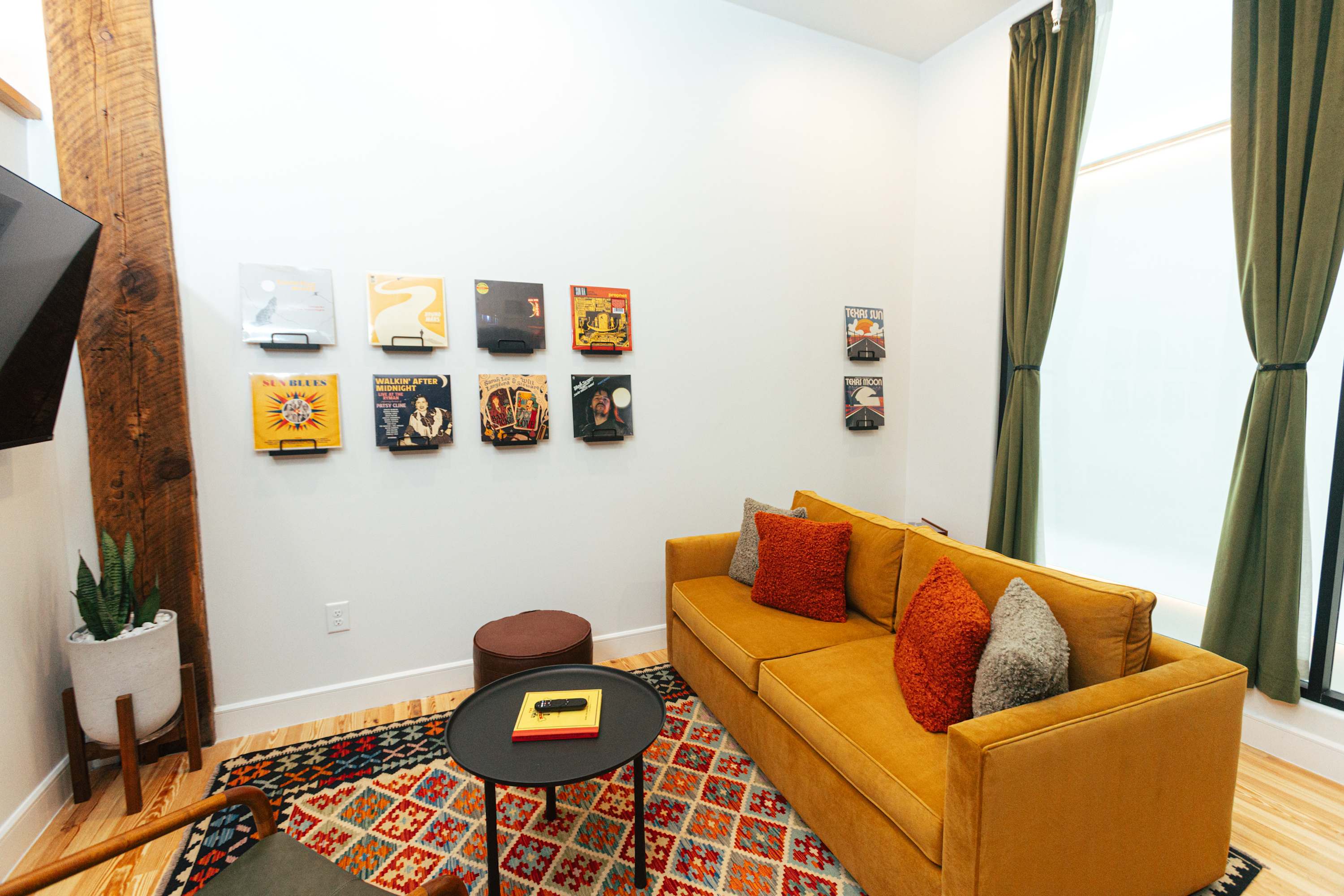 Loft 306 - The WIlliam - Atrium - Downtown Vibes