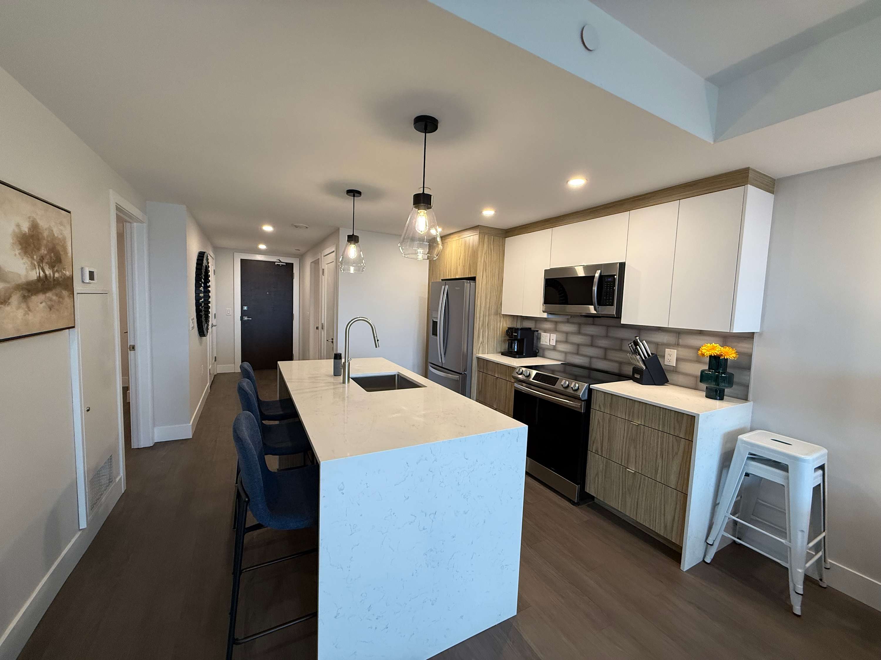 Waterfront downtown 2 BR, 2 Bath with 6 appliances