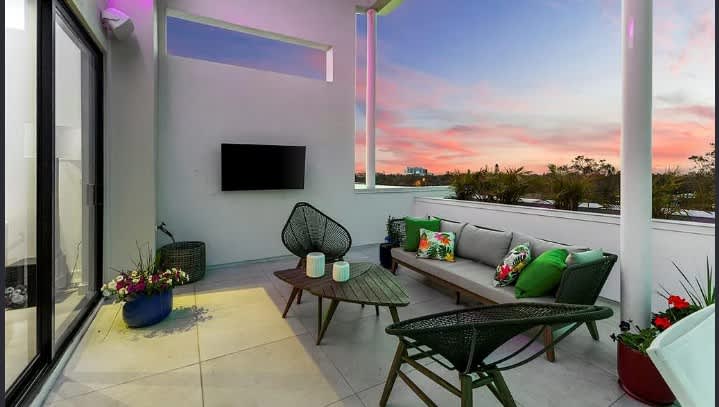 Luxury Penthouse w/ Rooftop Lounge & City Views