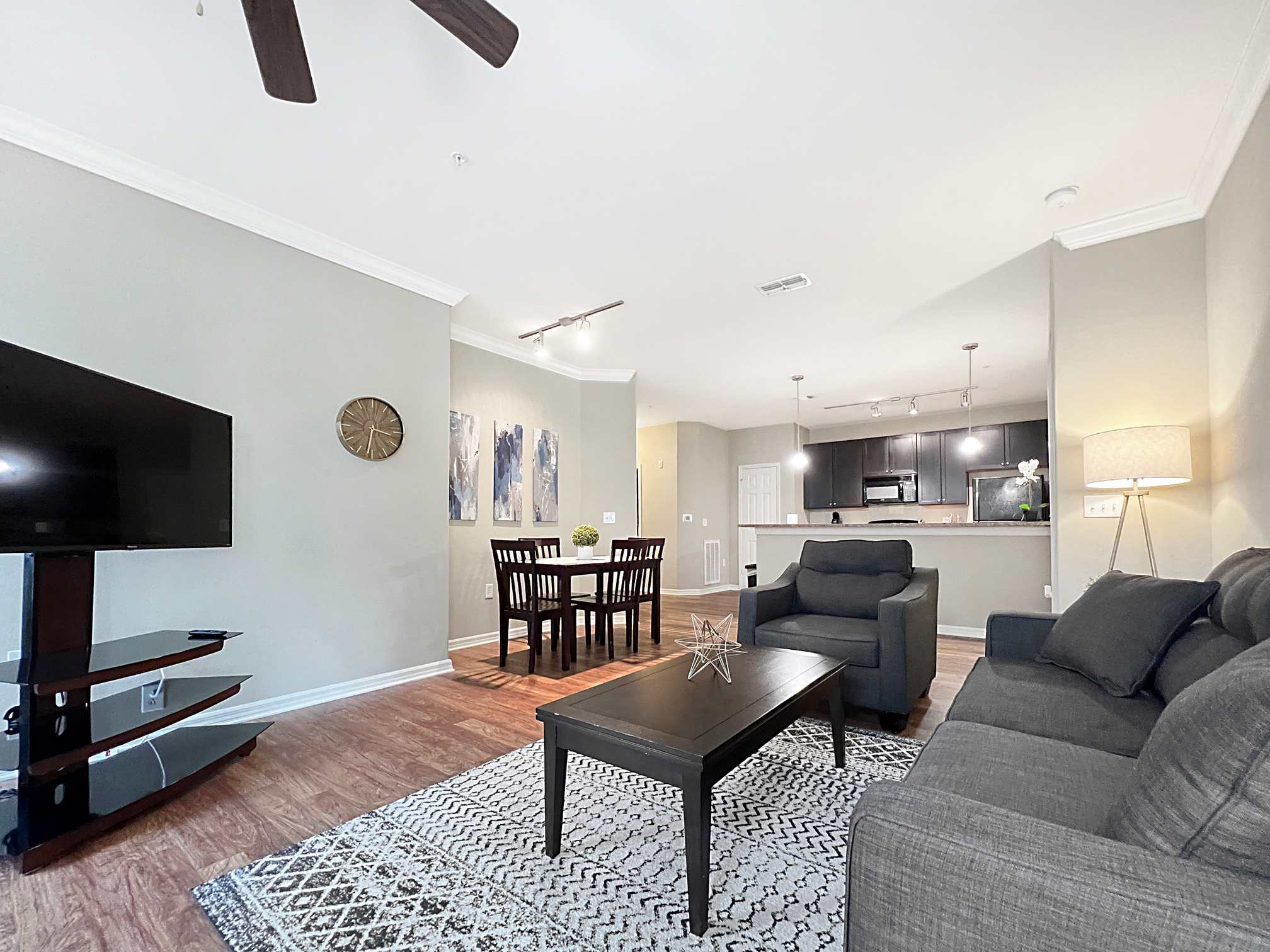 Peaceful 2 BR with Private Garage, Prime North Tampa