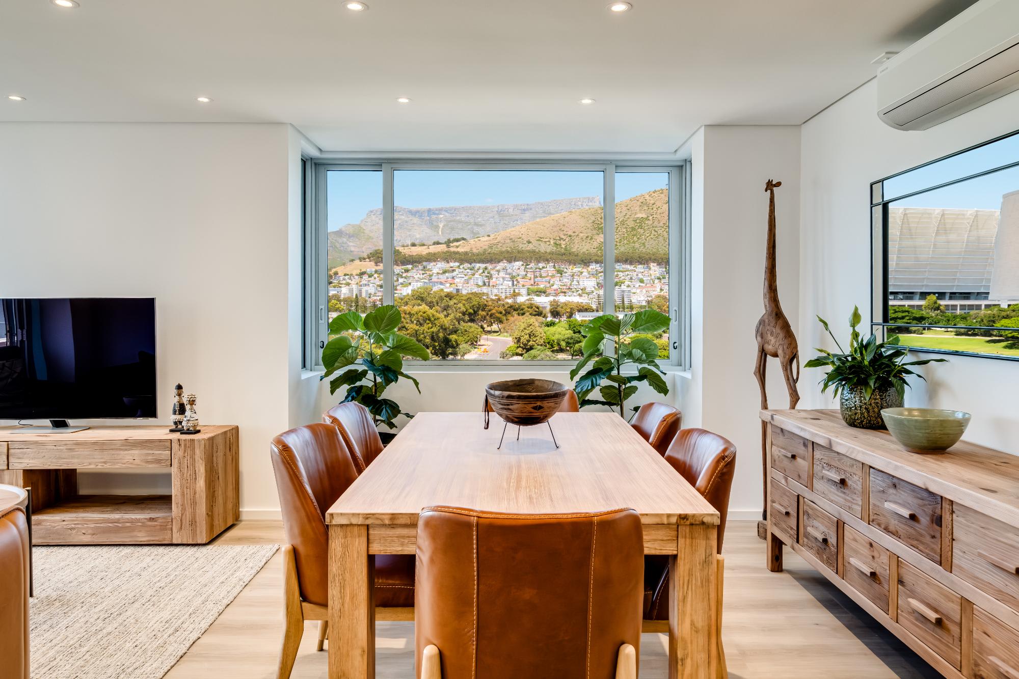 2bed Mouille Point Apartment w Amazing Cape Views 4