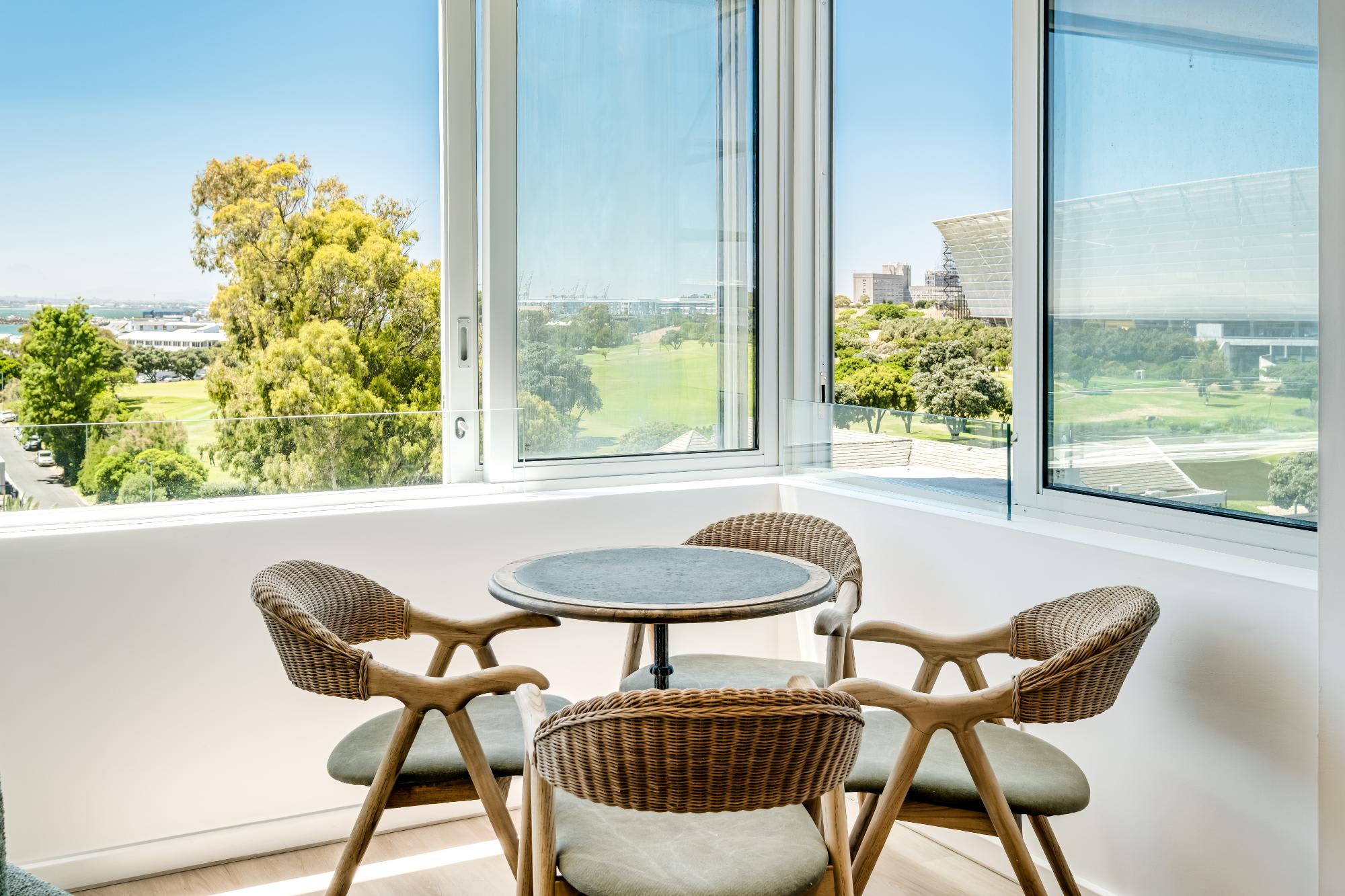 2bed Mouille Point Apartment w Amazing Cape Views 9