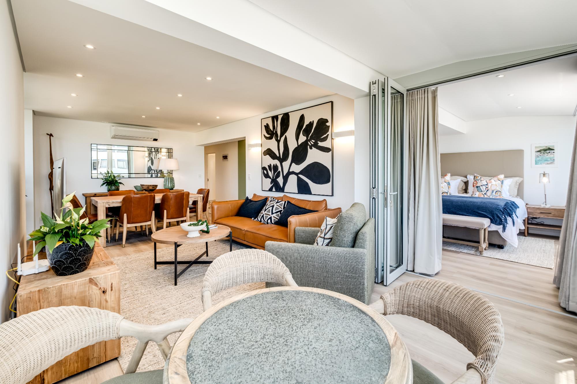 2bed Mouille Point Apartment w Amazing Cape Views 10