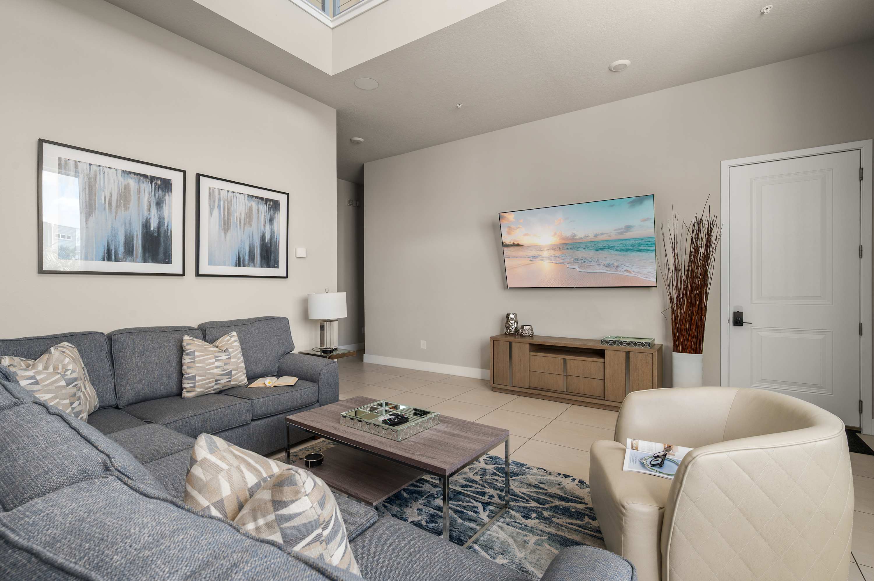 Two-story luxury condo near Disney w/ pool