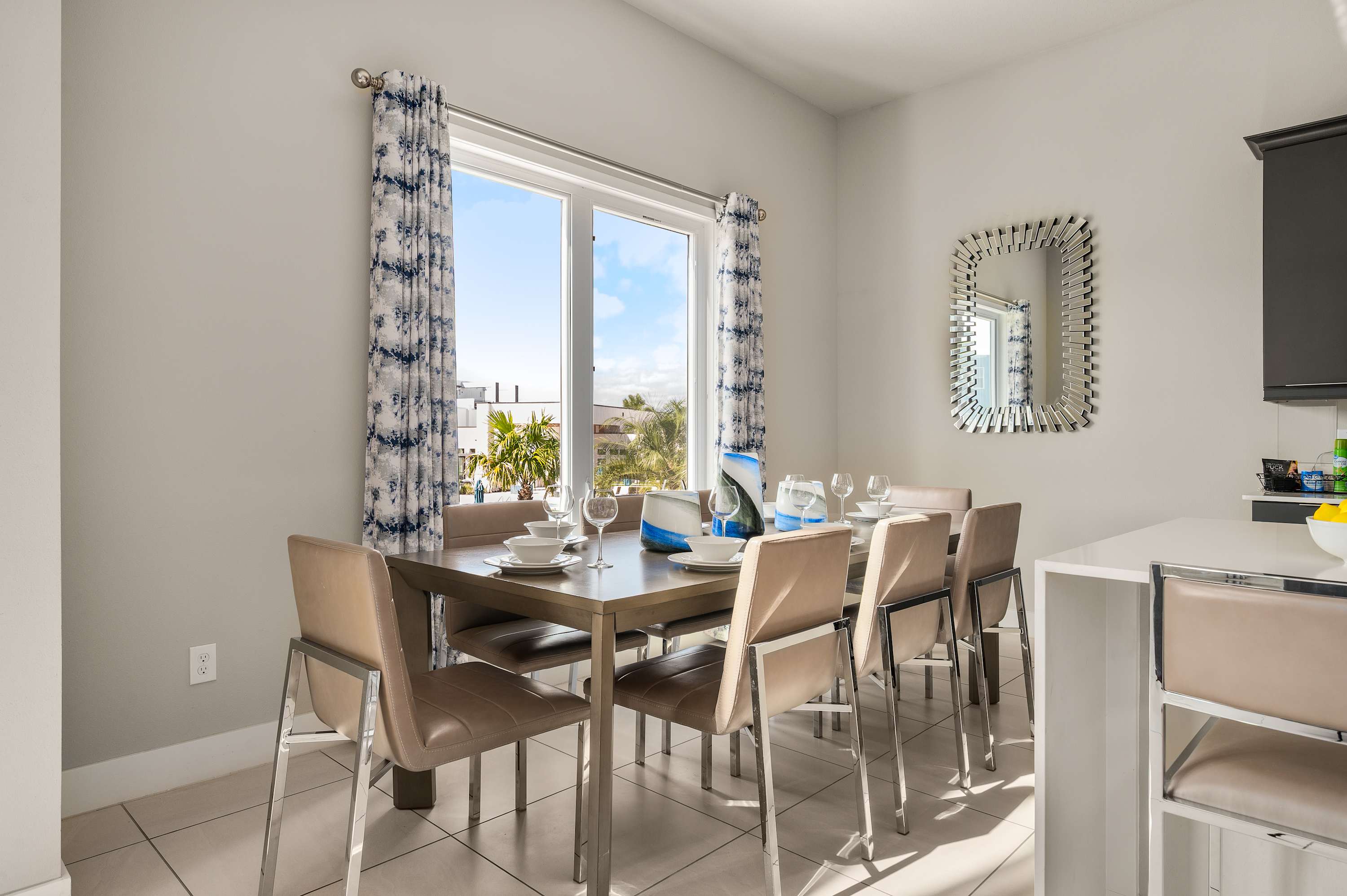 Two-story luxury condo near Disney w/ pool