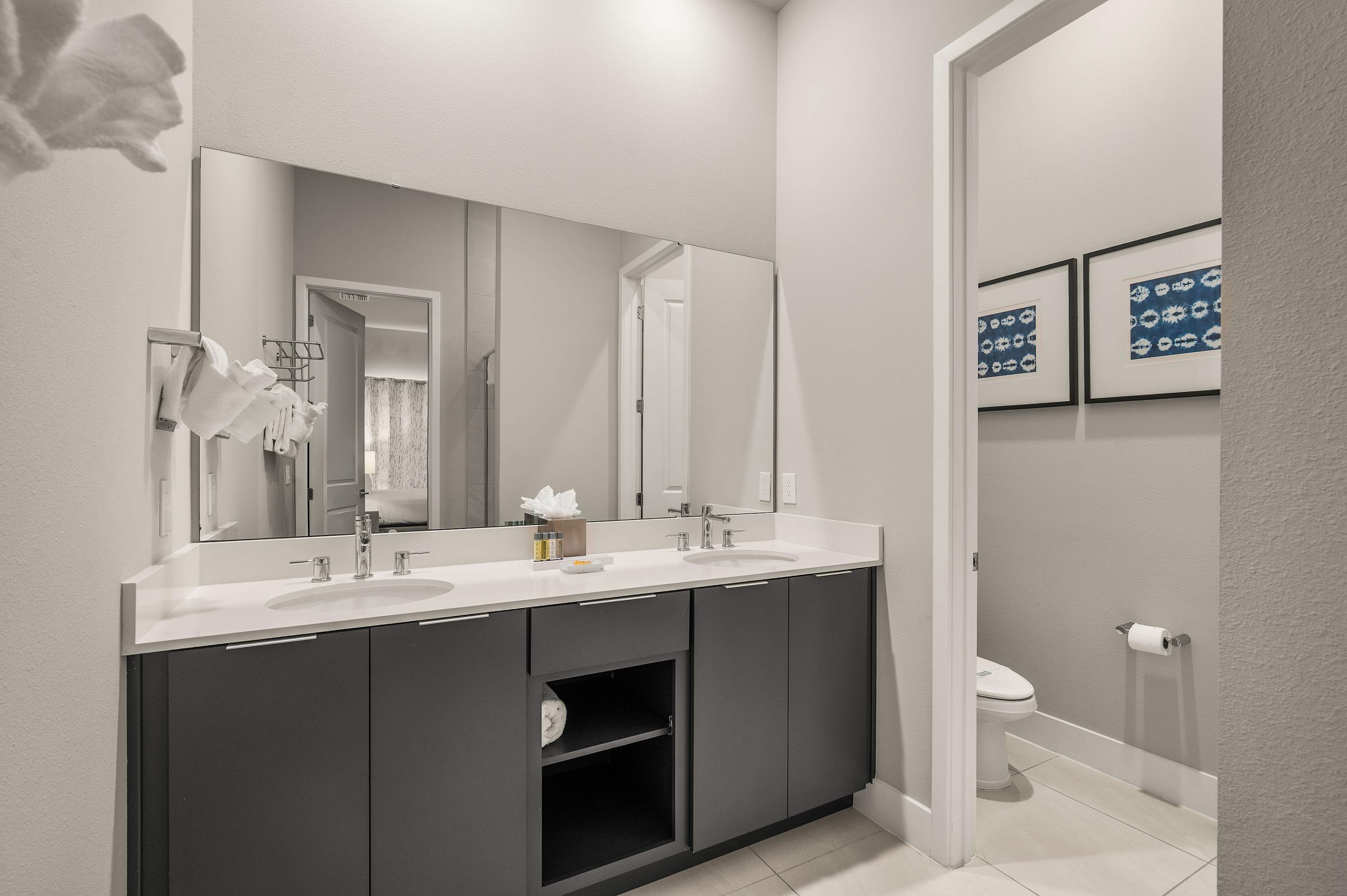 Two-story luxury condo near Disney w/ pool