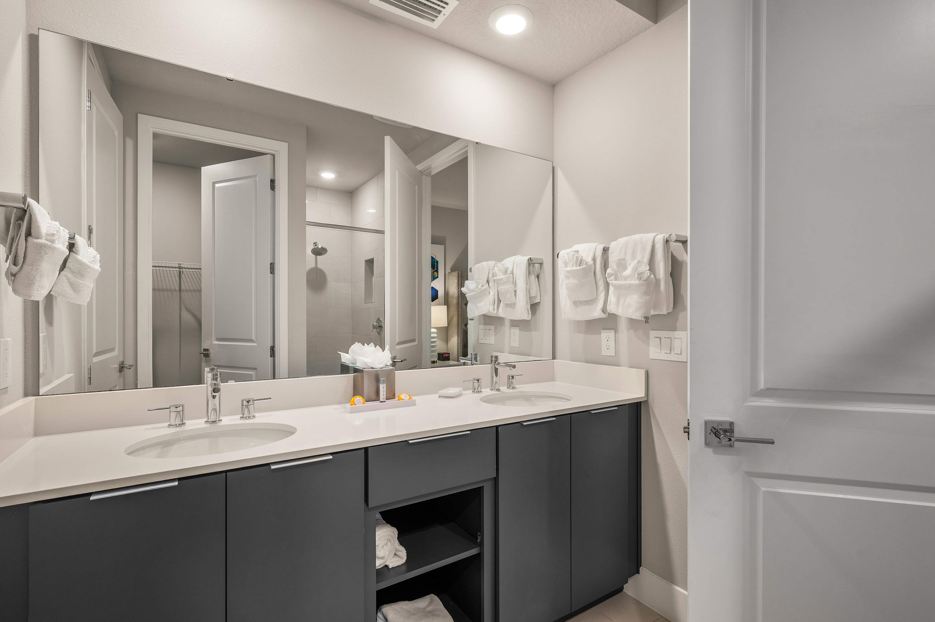 Two-story luxury condo near Disney w/ pool