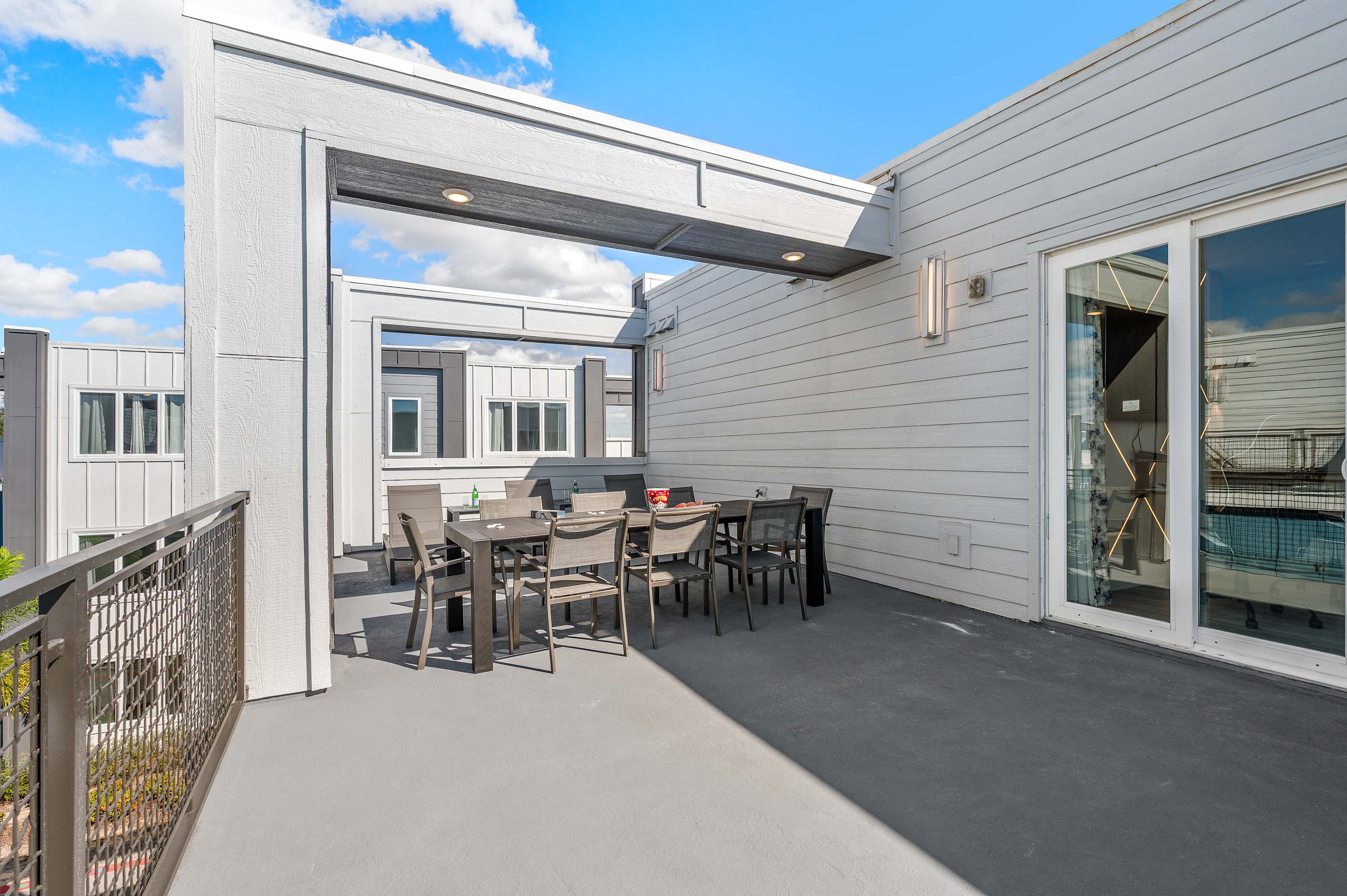 Two-story luxury condo near Disney w/ pool