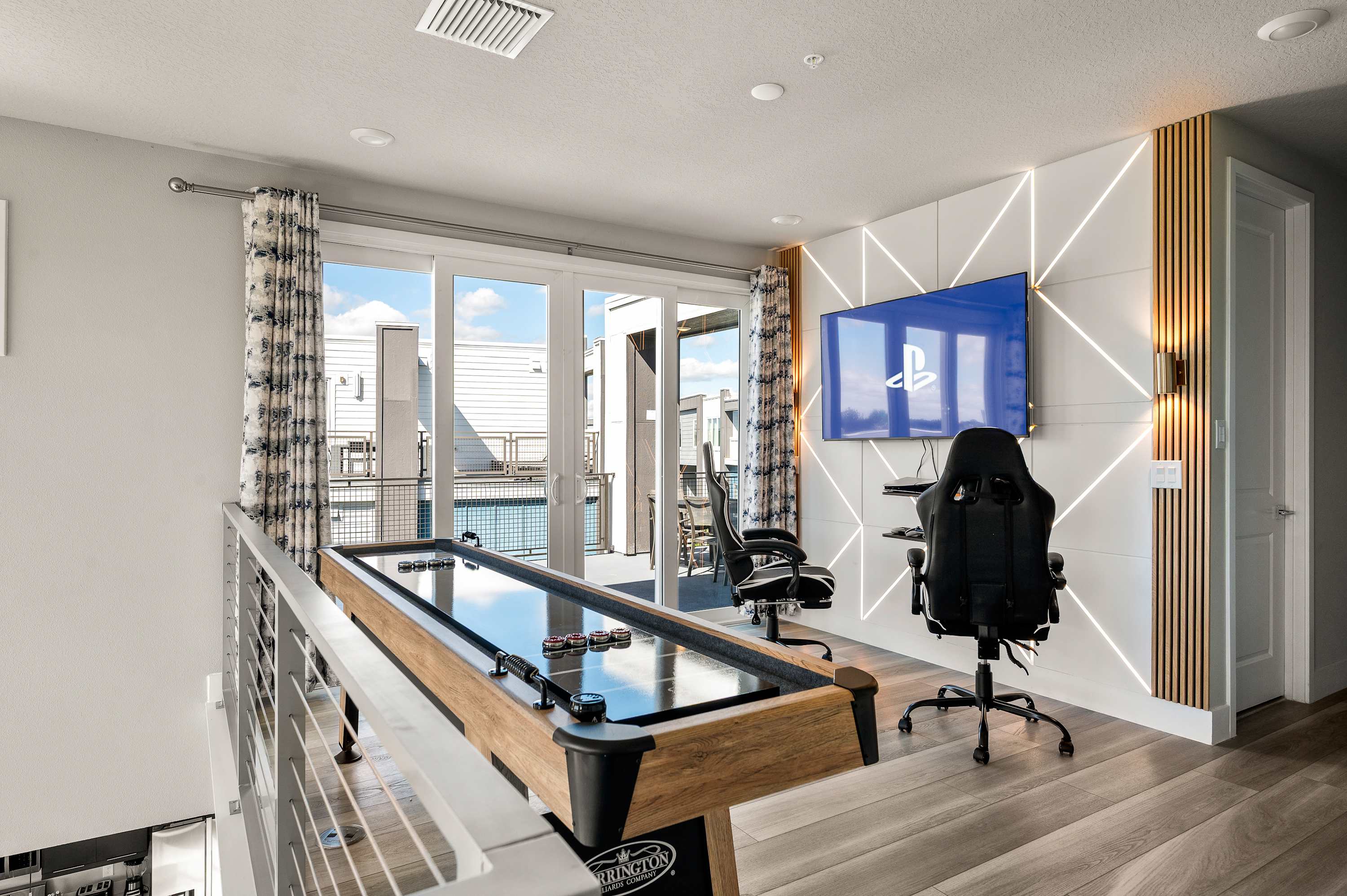 Two-story luxury condo near Disney w/ pool