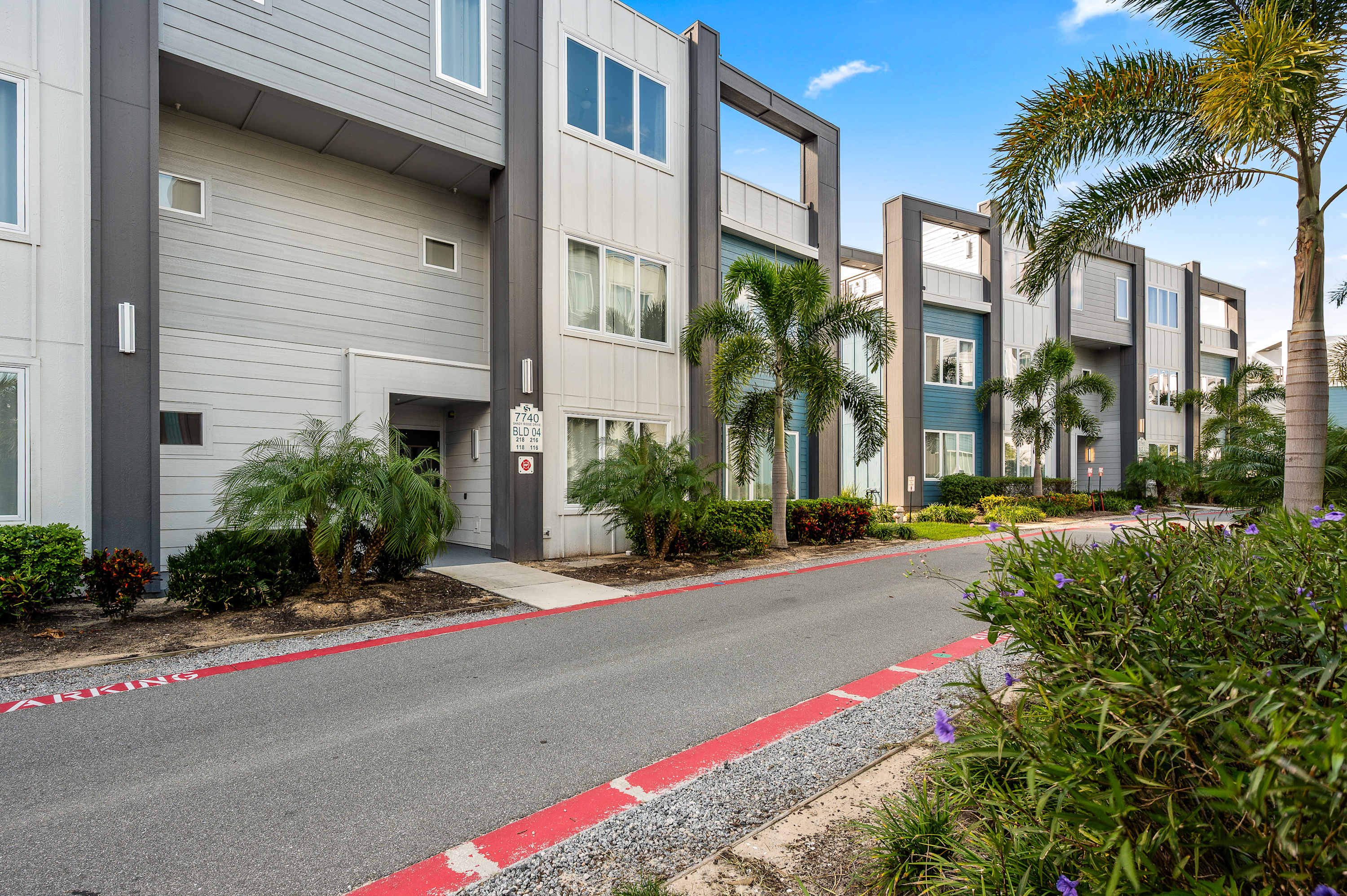 Two-story luxury condo near Disney w/ pool