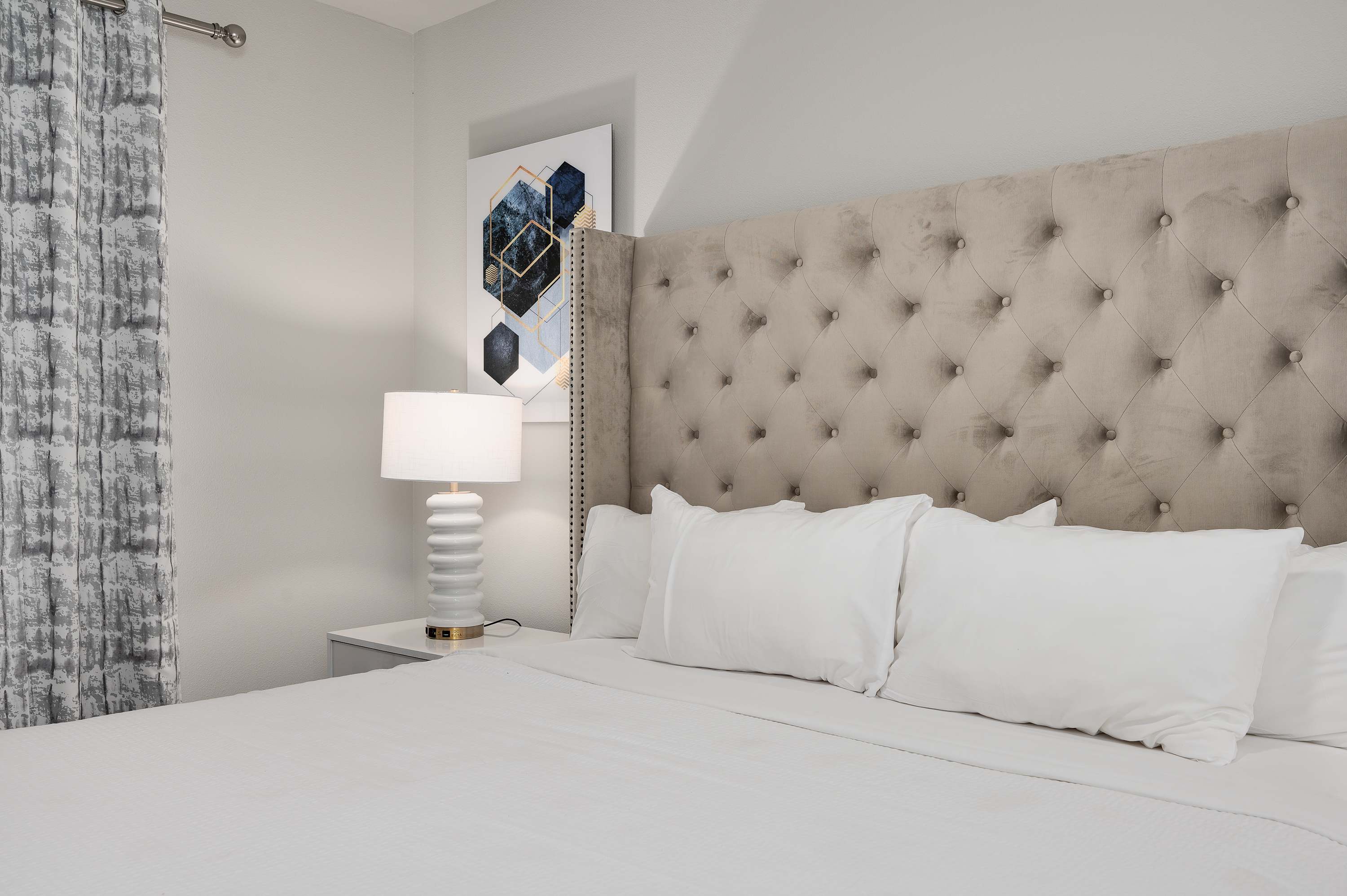 Two-story luxury condo near Disney w/ pool