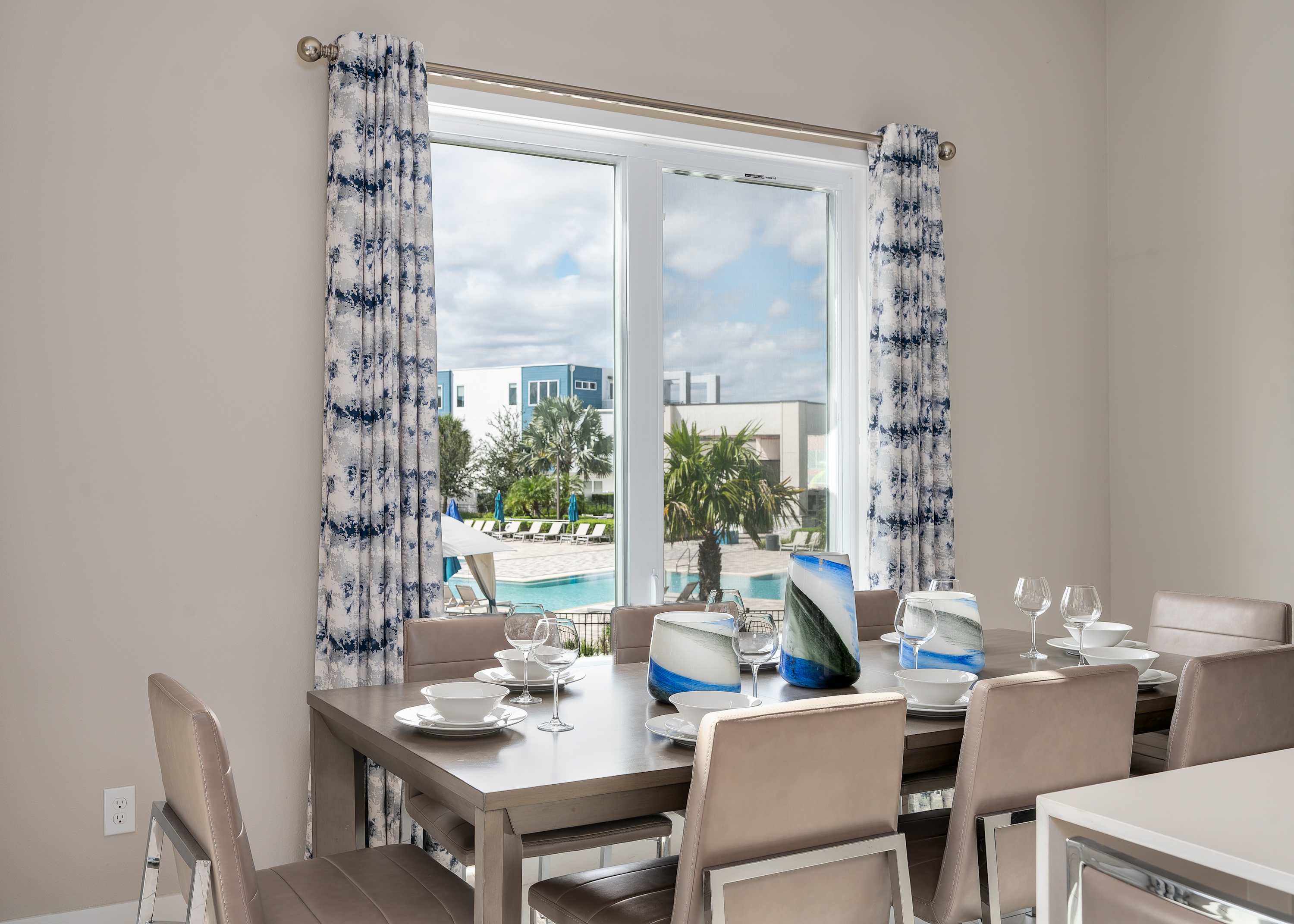 Two-story luxury condo near Disney w/ pool