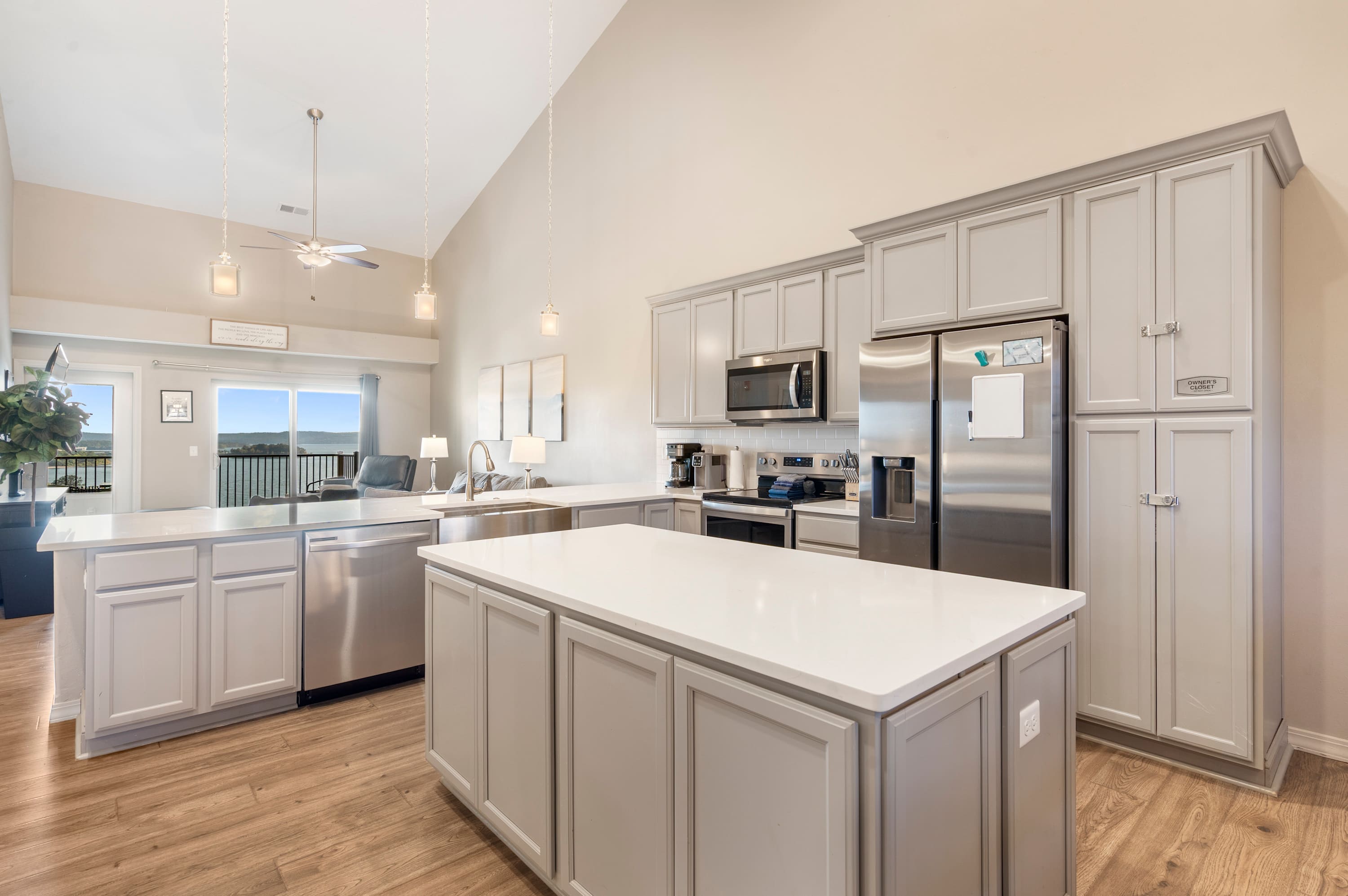 The airy, open kitchen is well equipped for an unforgettable getaway​