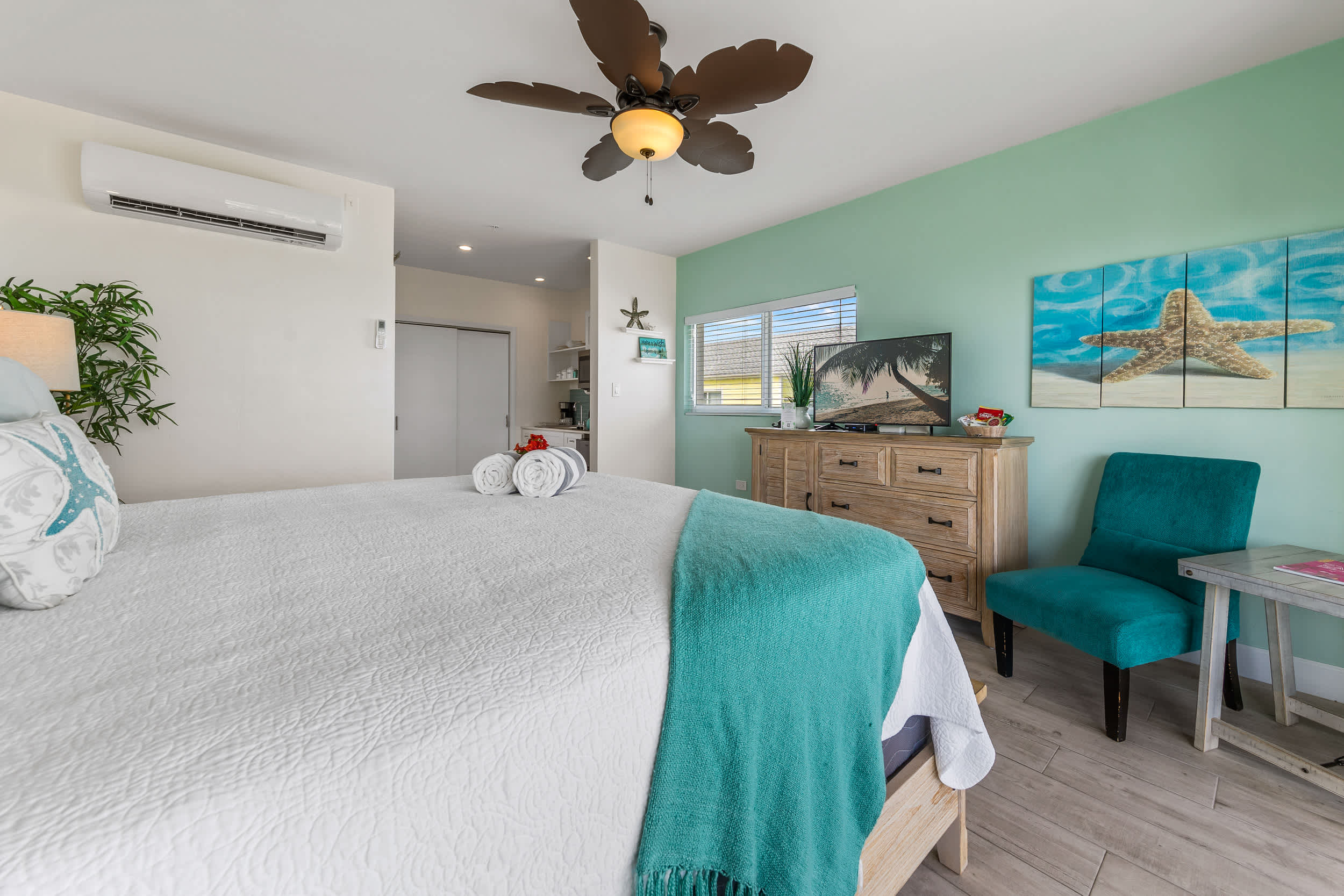 The Starfish Oceanfront Studio Cottage in East End 6
