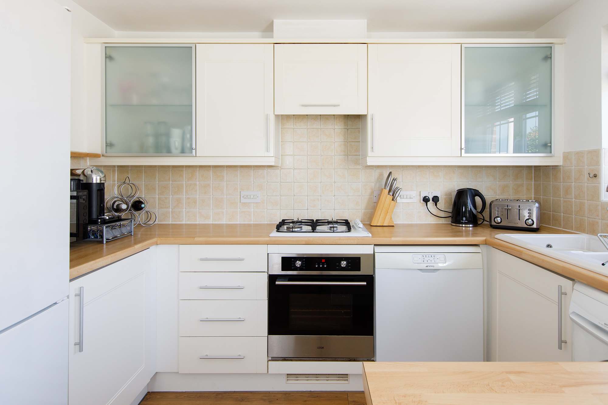 The fully-equipped kitchen has everything you need to prepare drinks, meals and picnics.