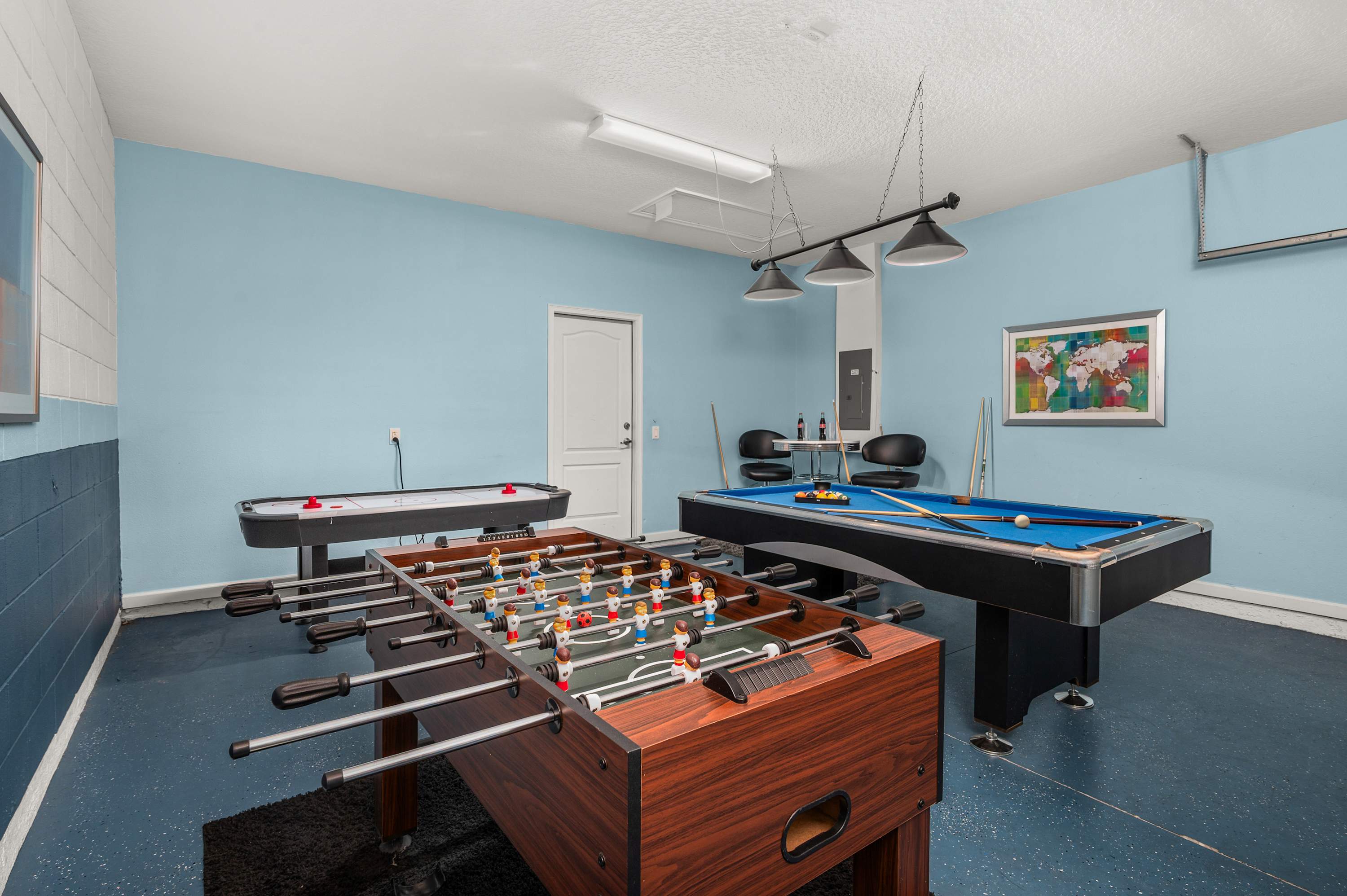 Spacious family home w/ heated pool and game room