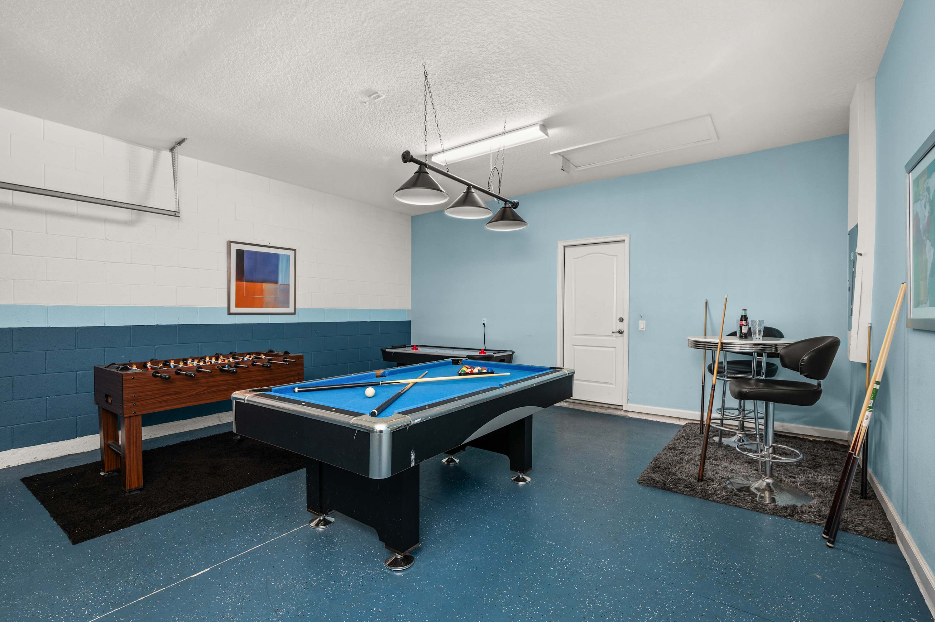 Spacious family home w/ heated pool and game room