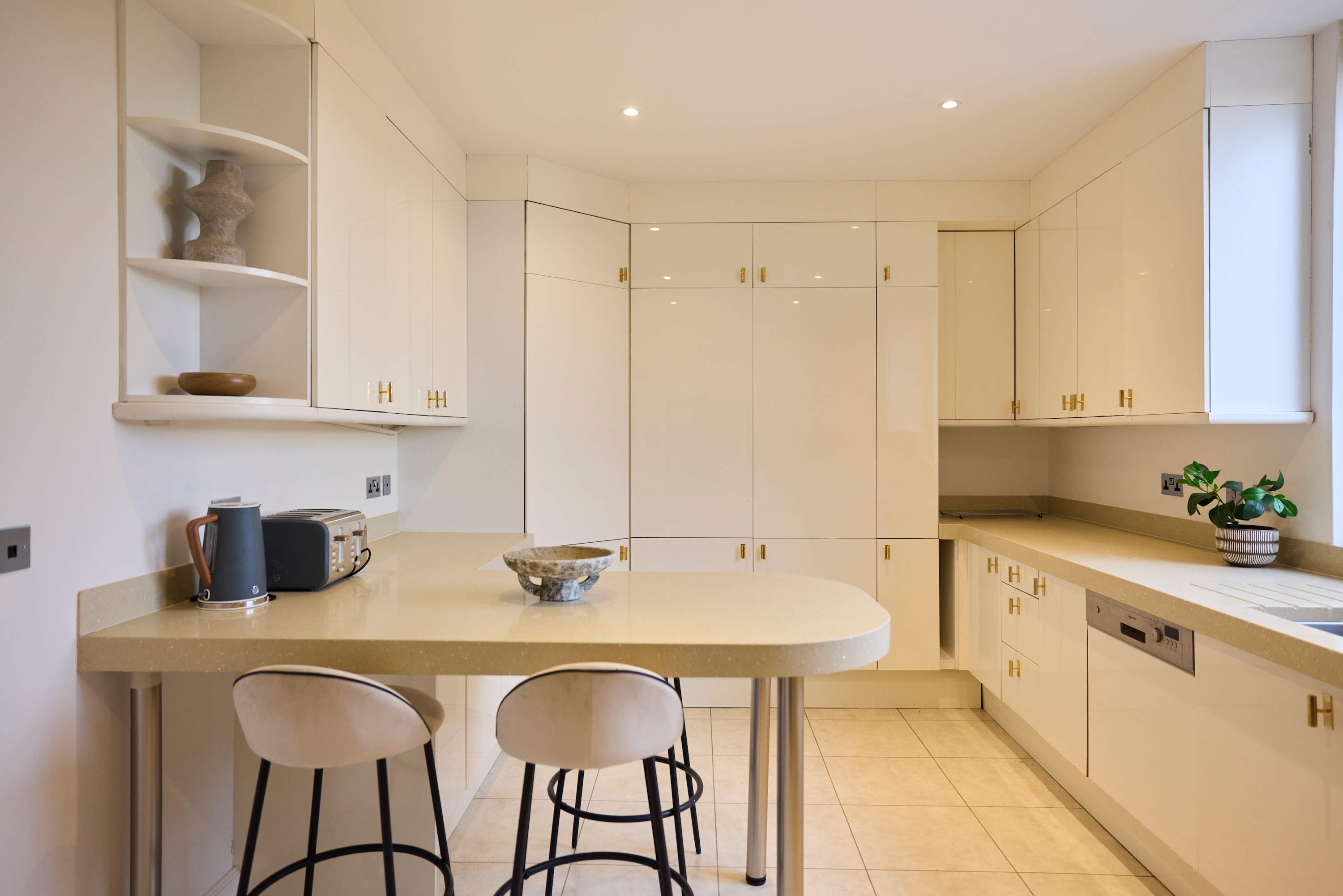 St John's Wood Penthouse in Avenue Road 22 NW8 6BU - Property image 13 - VivreStays