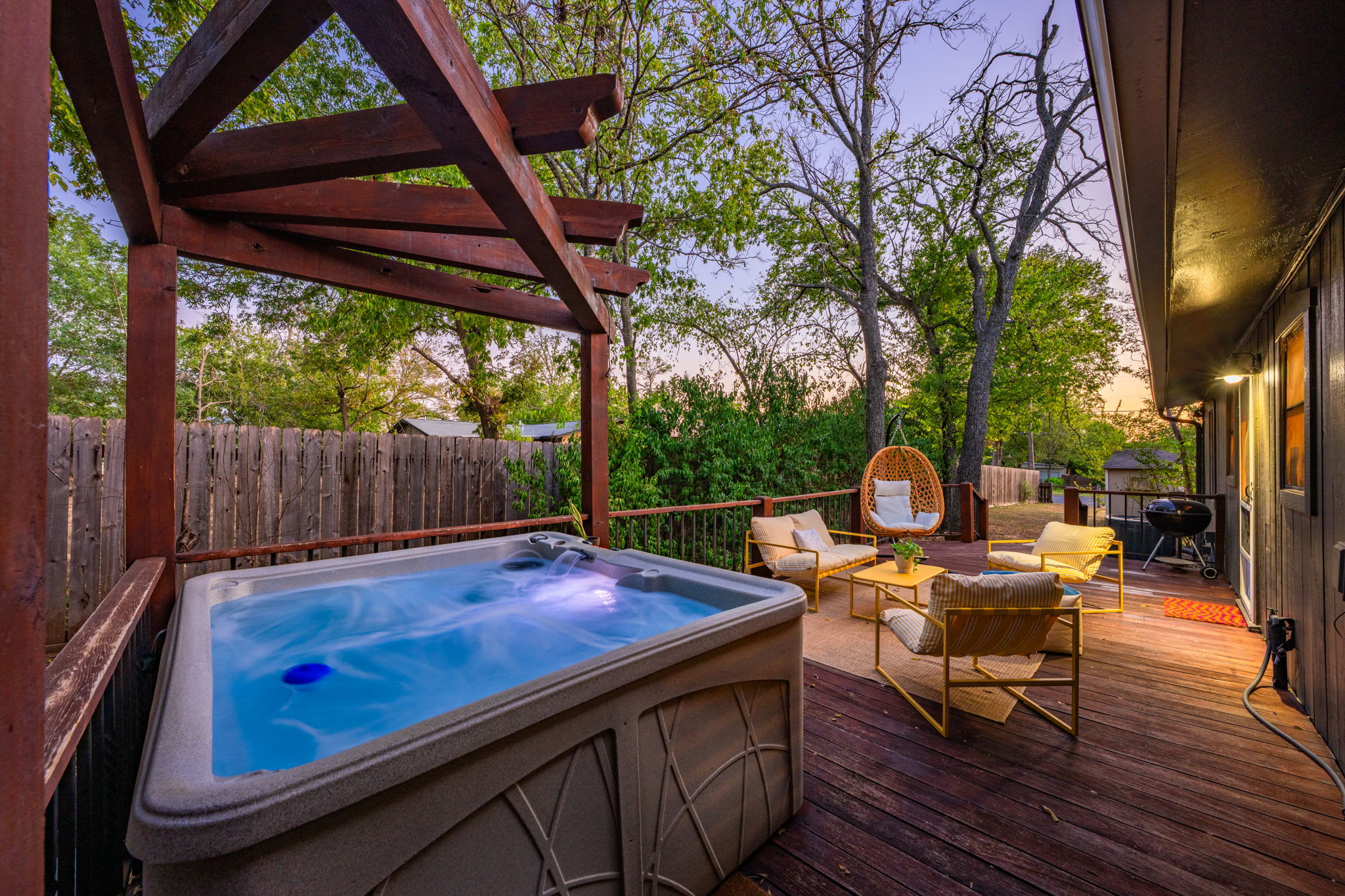 Zen Bungalow - Hot Tub, Projector & Downtown!