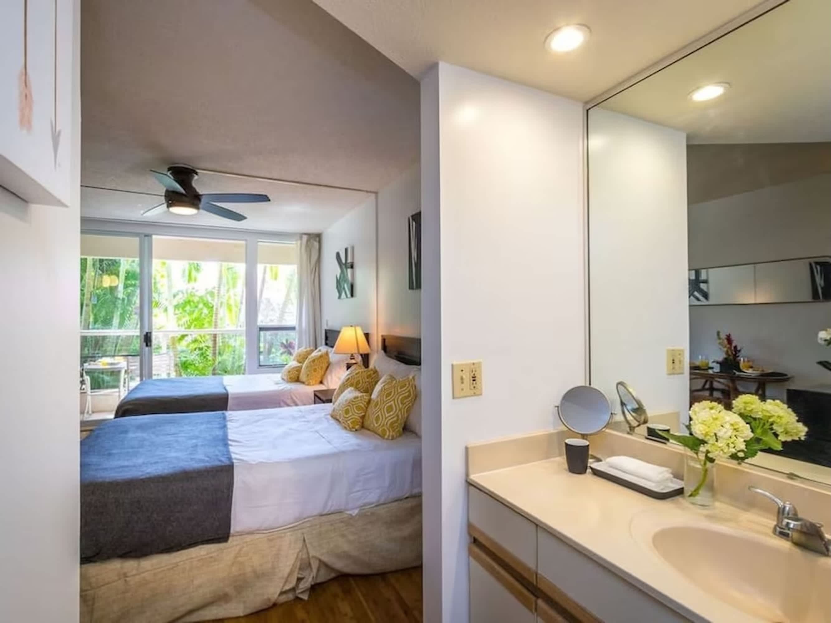 2 Bedrooms Condo, Steps from the Beach — photo 13