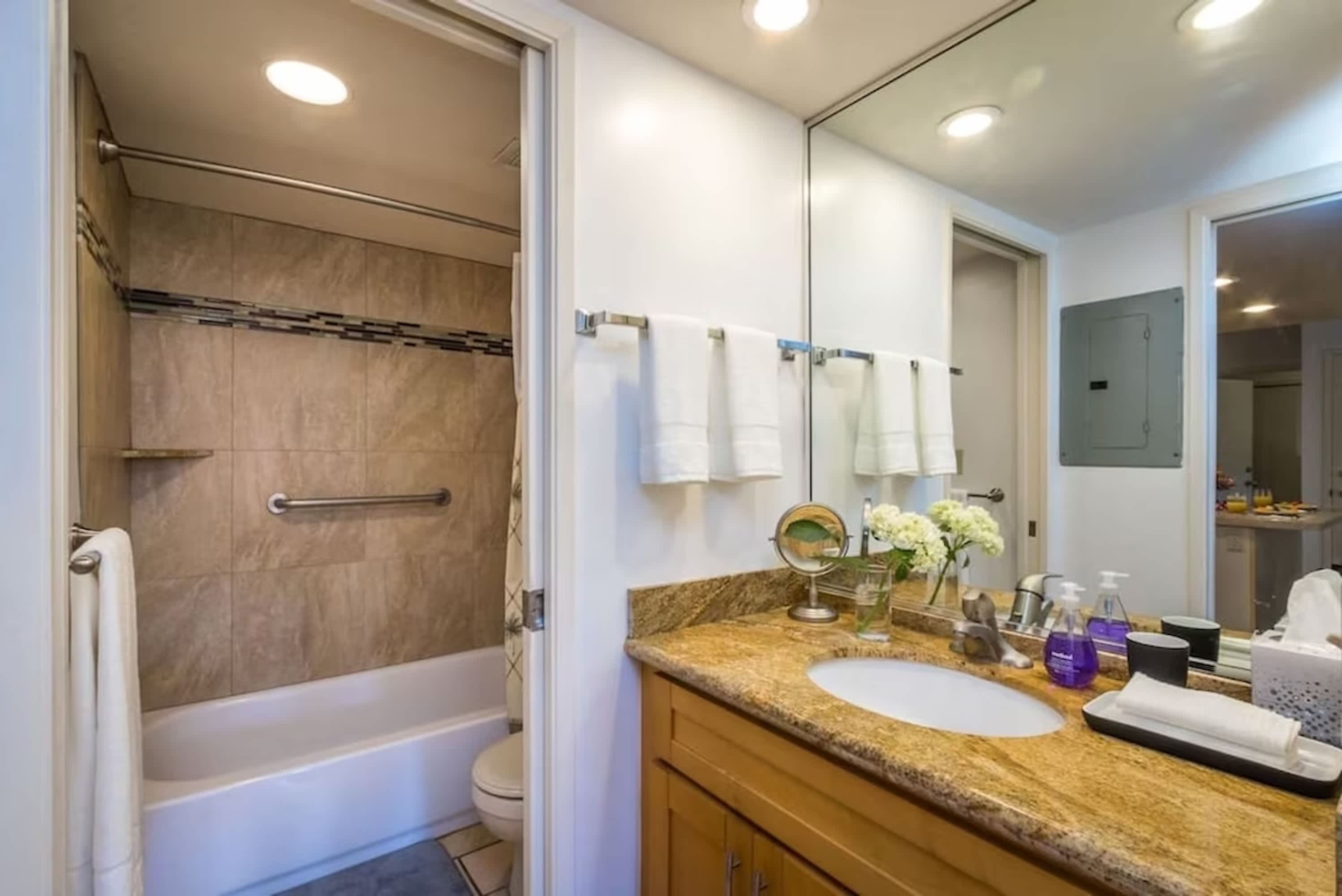 2 Bedrooms Condo, Steps from the Beach — photo 11
