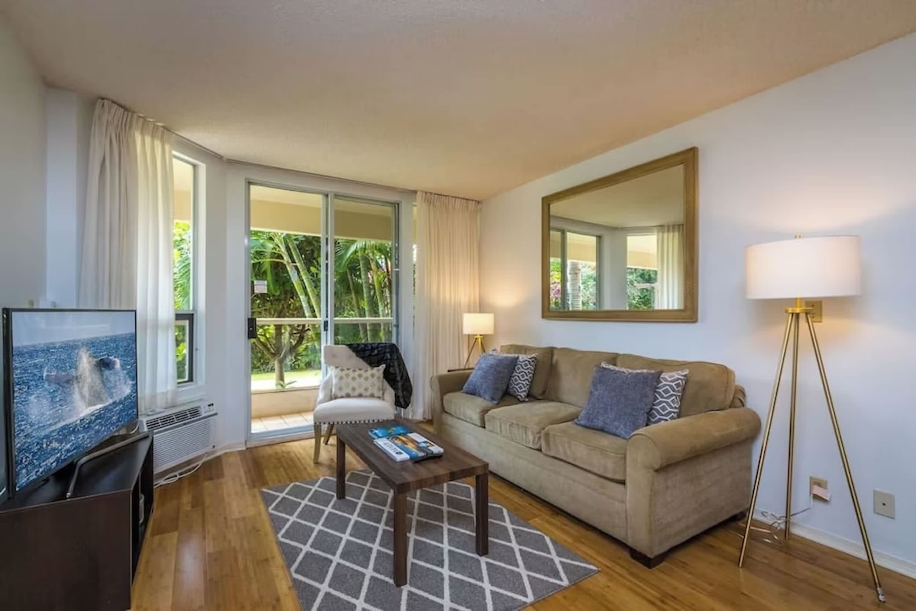 2 Bedrooms Condo, Steps from the Beach — photo 8