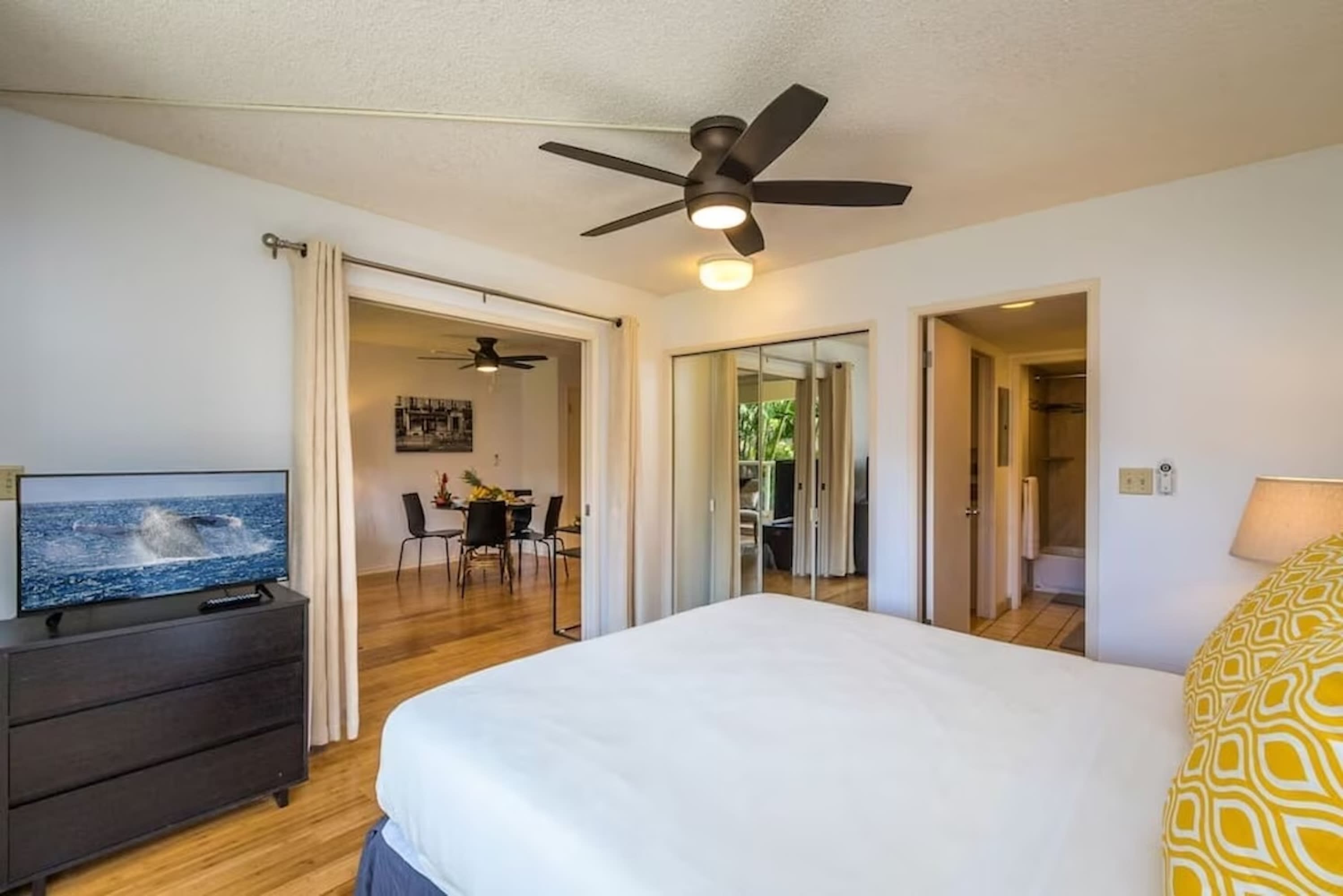2 Bedrooms Condo, Steps from the Beach — photo 10