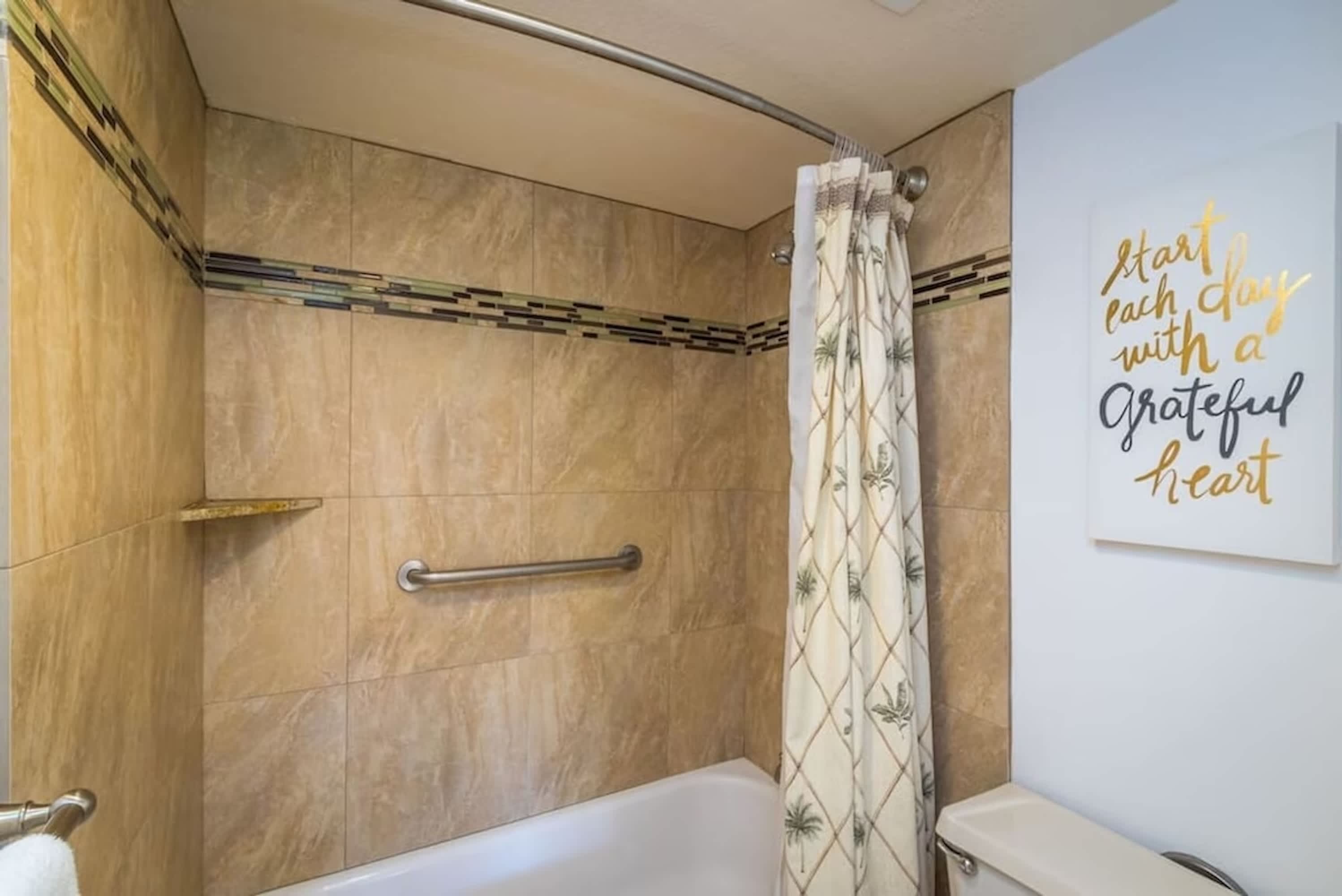 2 Bedrooms Condo, Steps from the Beach — photo 17