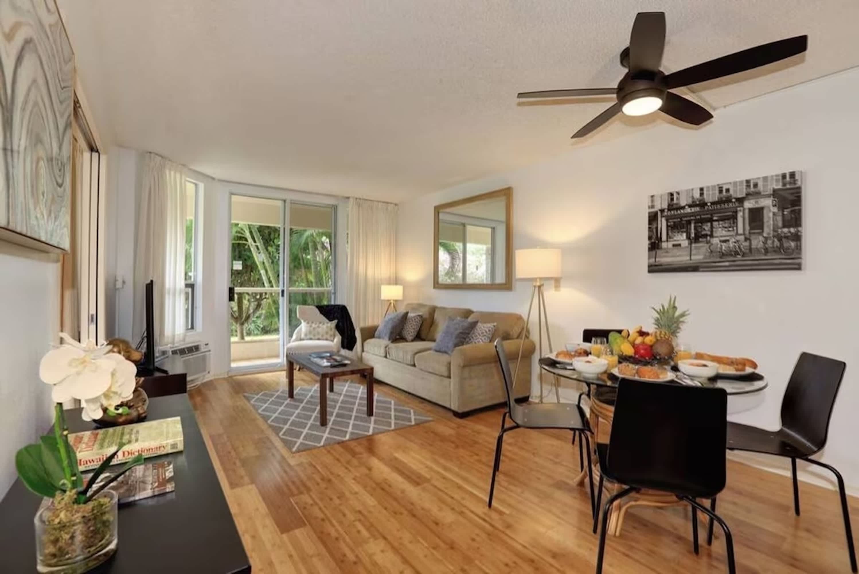2 Bedrooms Condo, Steps from the Beach — photo 16
