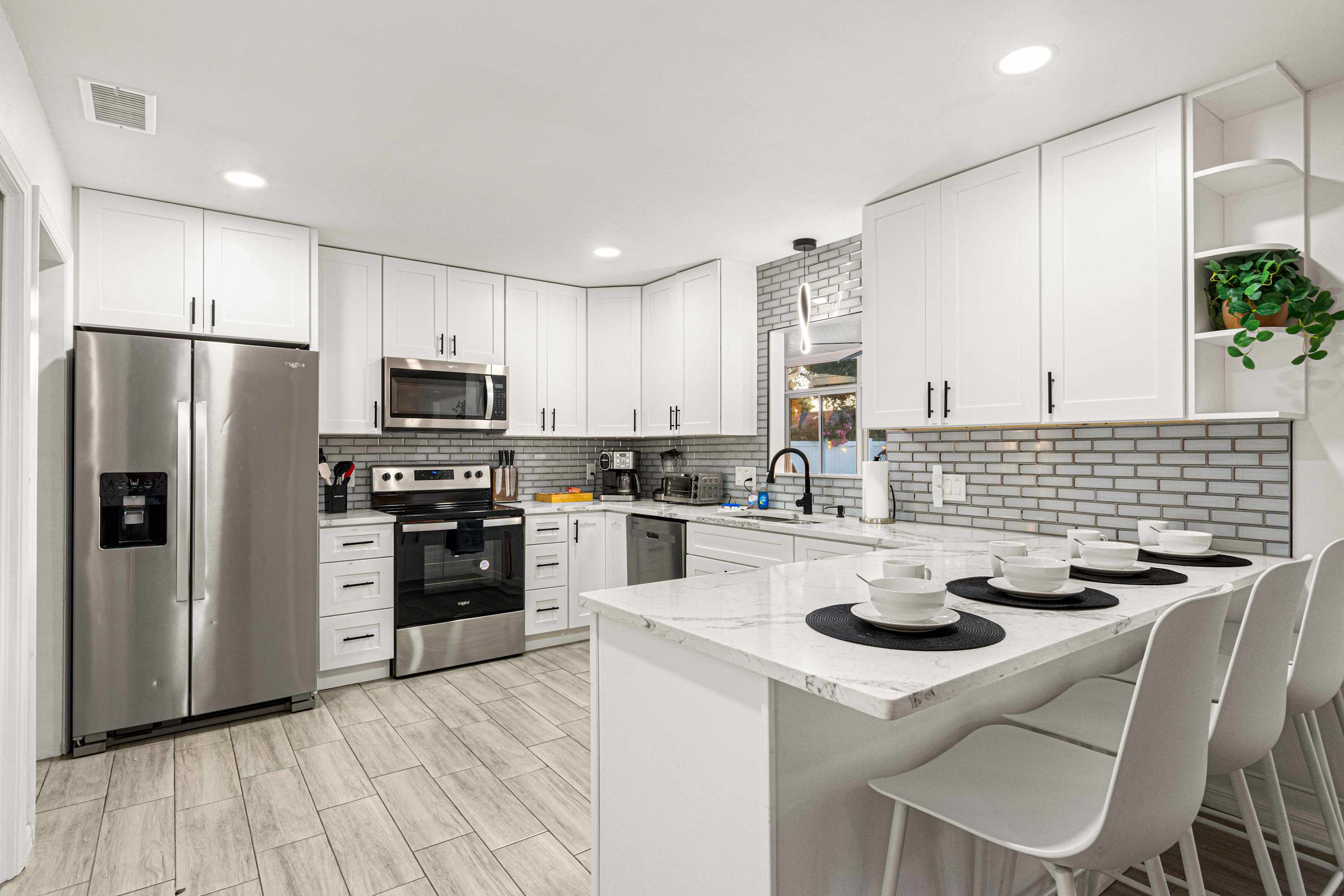 Kitchen and Breakfast Bar