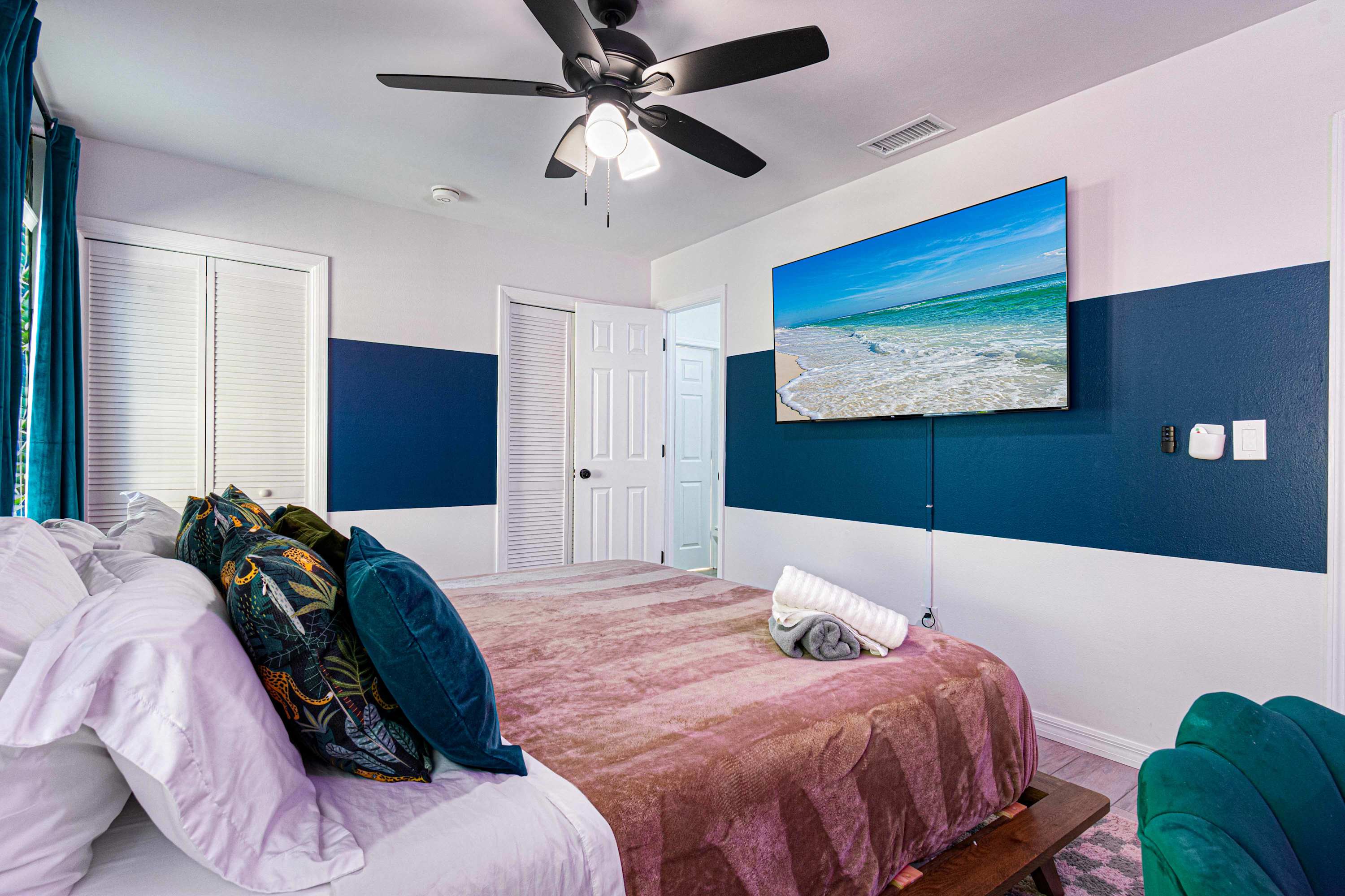 King Bedroom ( Blue) With Amenities Like TV
