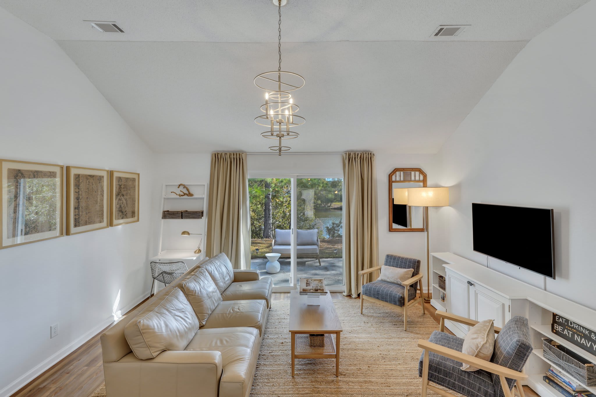 Charming Private Backyard And Modern Comfort - Stylish Southern Retreat - Pooler, GA
