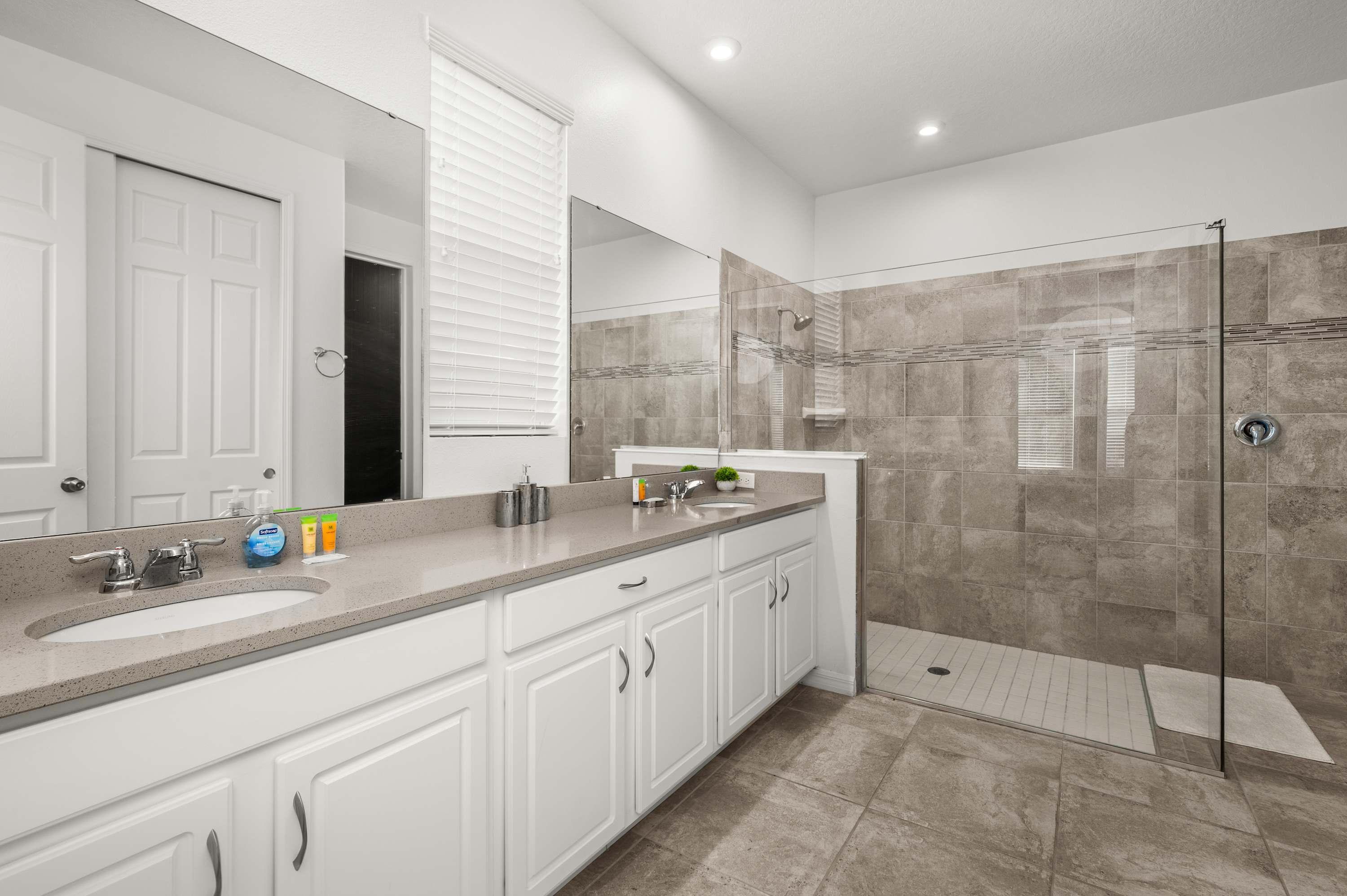 Luxury villa w/pool & hot tub near Disney