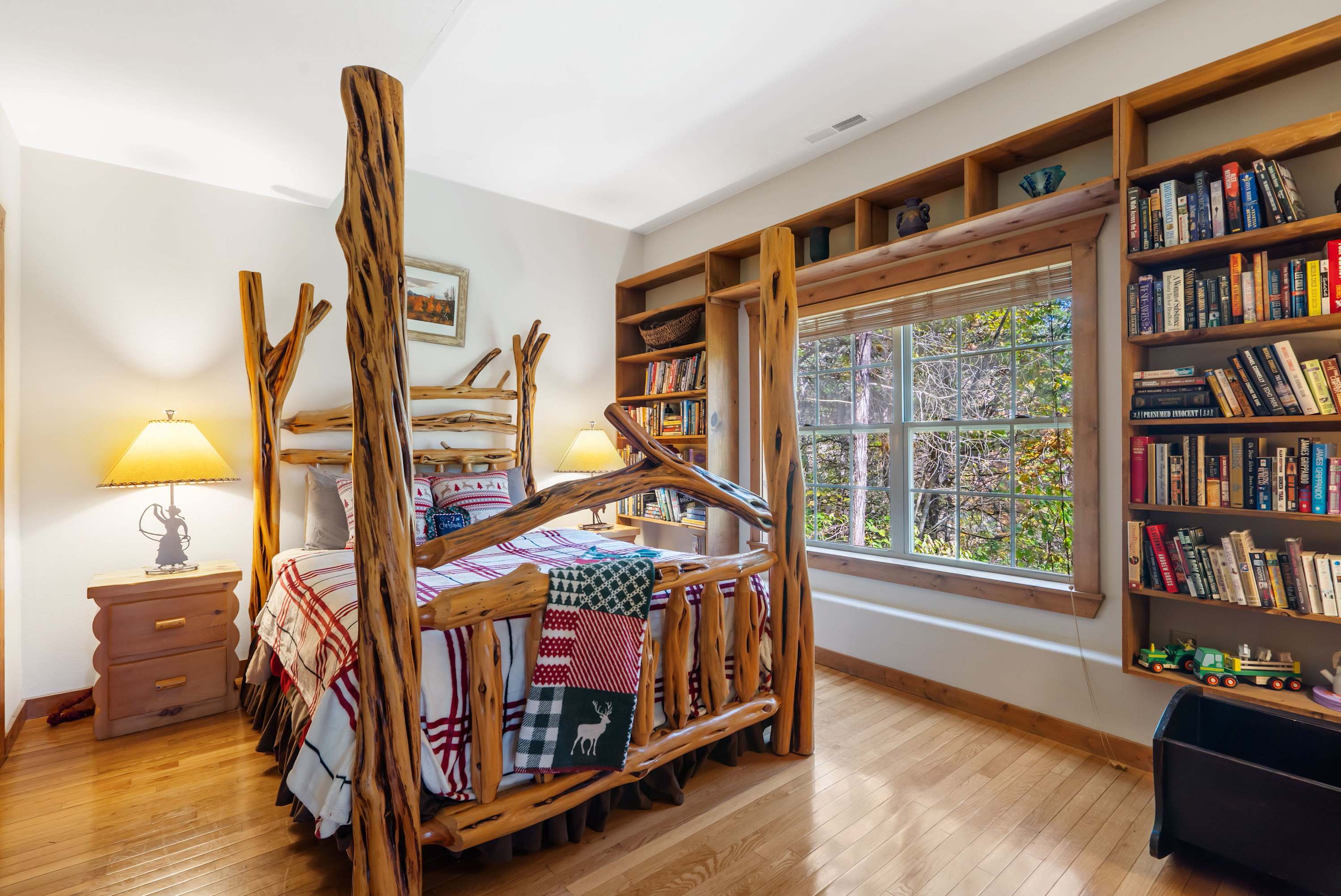 Bedroom 3 with Queen bed, and Smart TV (lower floor)