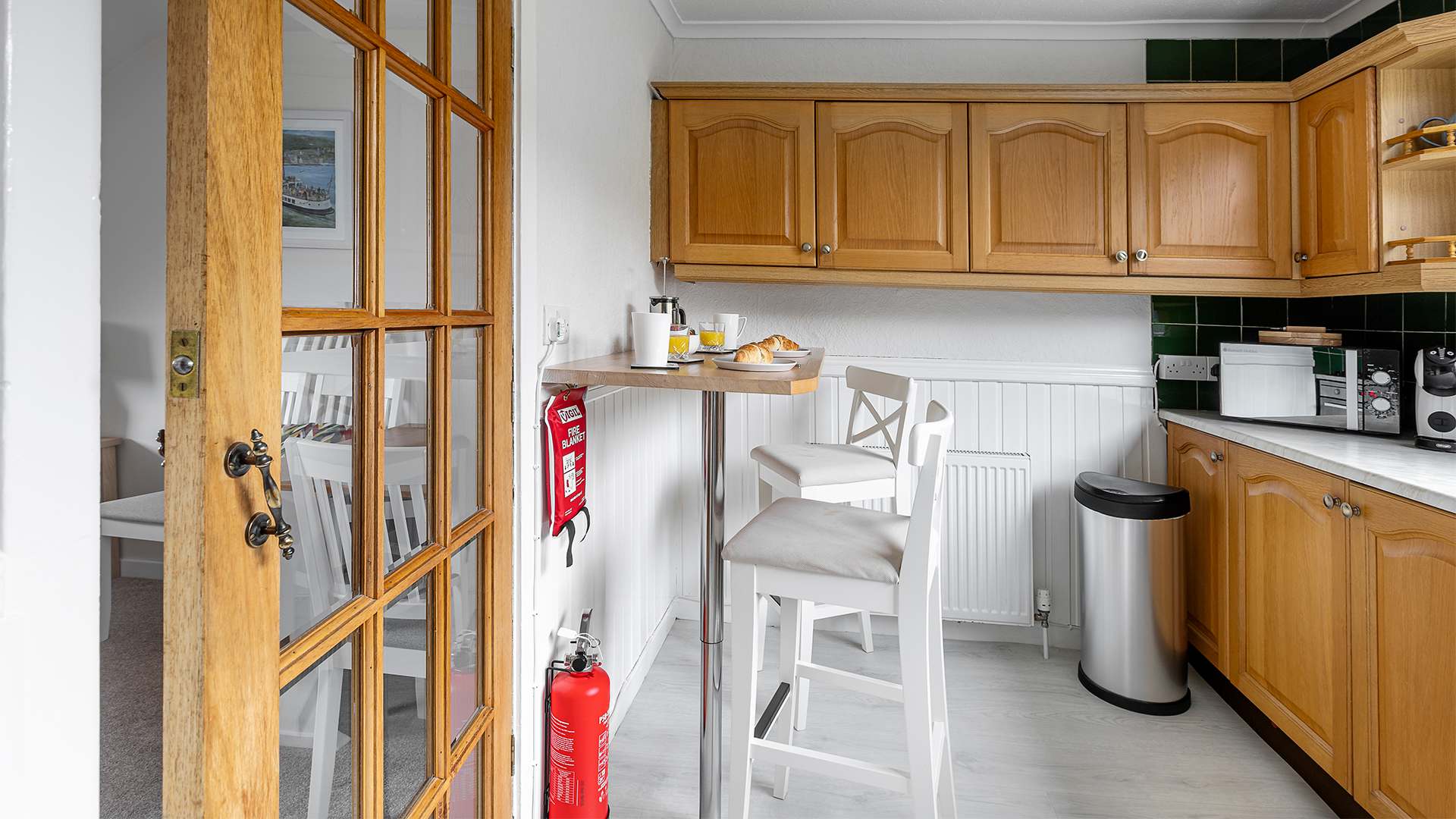 Modern Waterfront Apartment with Stunning Sea Views in Ardbeg Road 27 PA20 0NL - Property image 14 - VivreStays