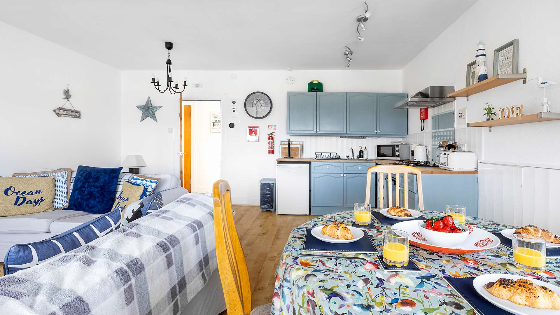 View Panoramic Sea View Apartment in Rothesay Bay in First Floor Right, Academy Apartments, Academy Road PA20 0BG Panoramic Sea View Apartment in Rothesay Bay in First Floor Right, Academy Apartments, Academy Road PA20 0BG - Property image 12 - VivreStays