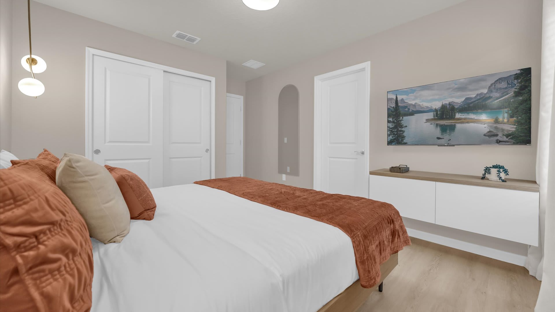 Peaceful King Bedroom with an En-suite Bathroom and a Smart TV