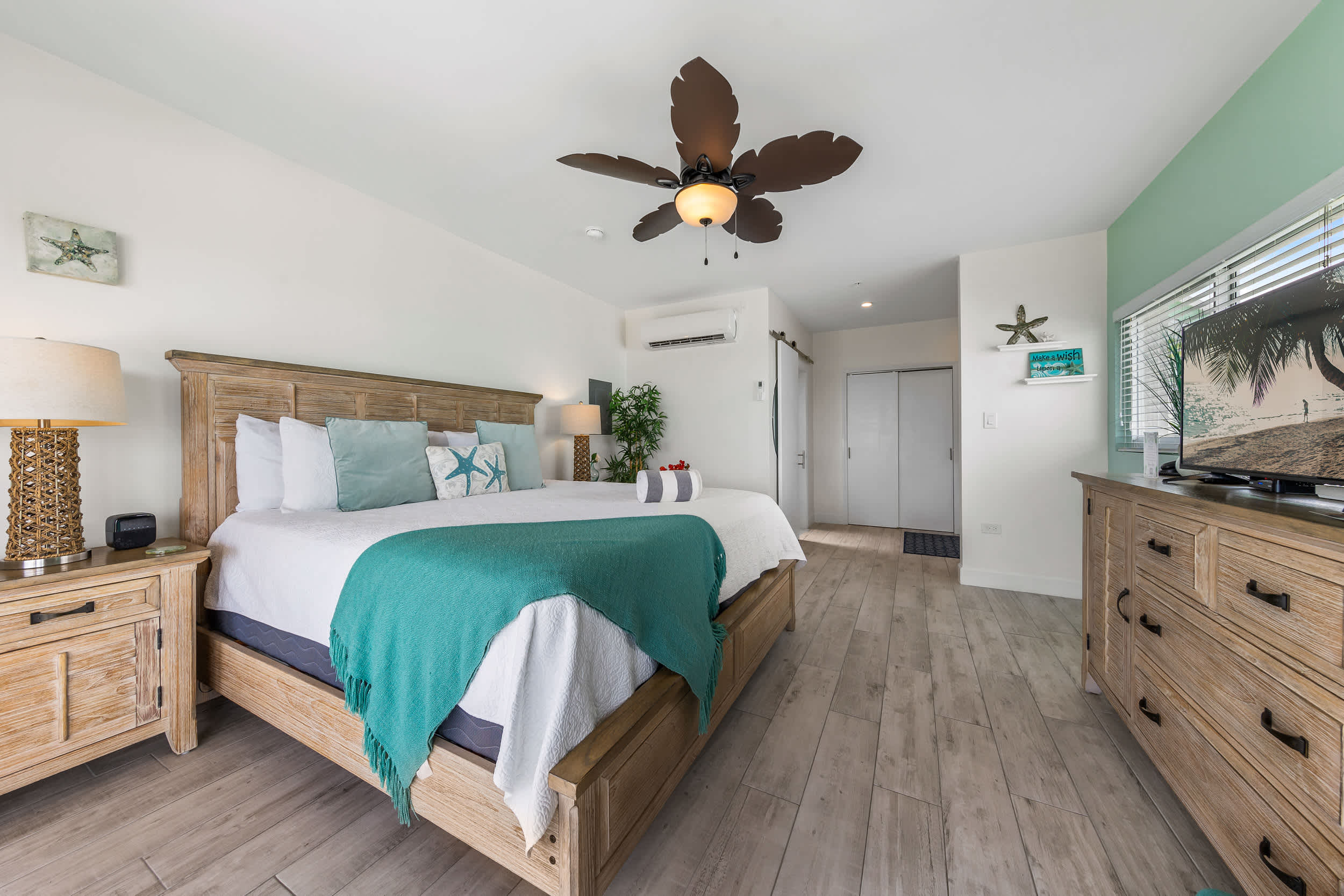 The Starfish Oceanfront Studio Cottage in East End 3