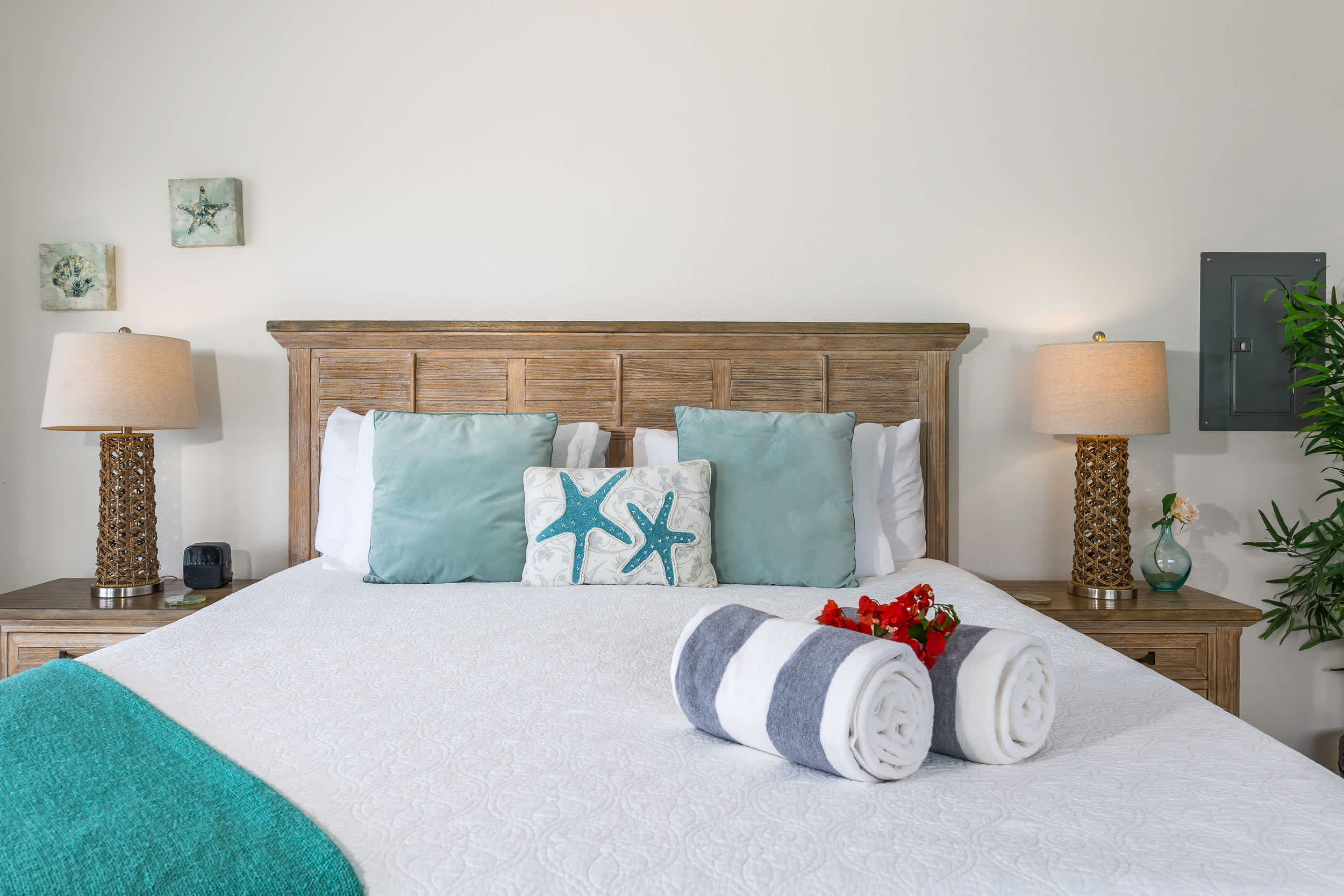 The Starfish Oceanfront Studio Cottage in East End 2