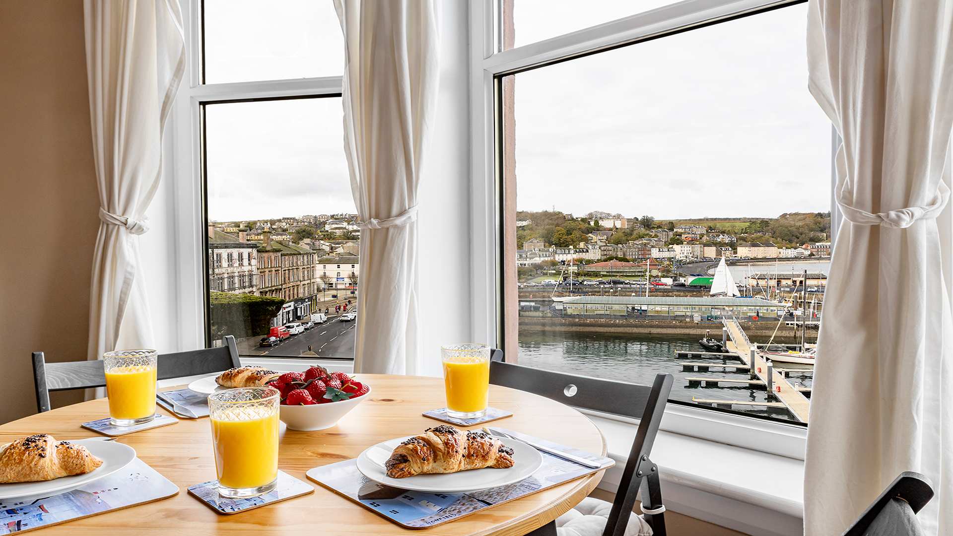 Breathtaking Sea-View Apartment Steps from Rothesay Harbor in East Princes Street 27 PA20 9DL - Property image 4 - VivreStays