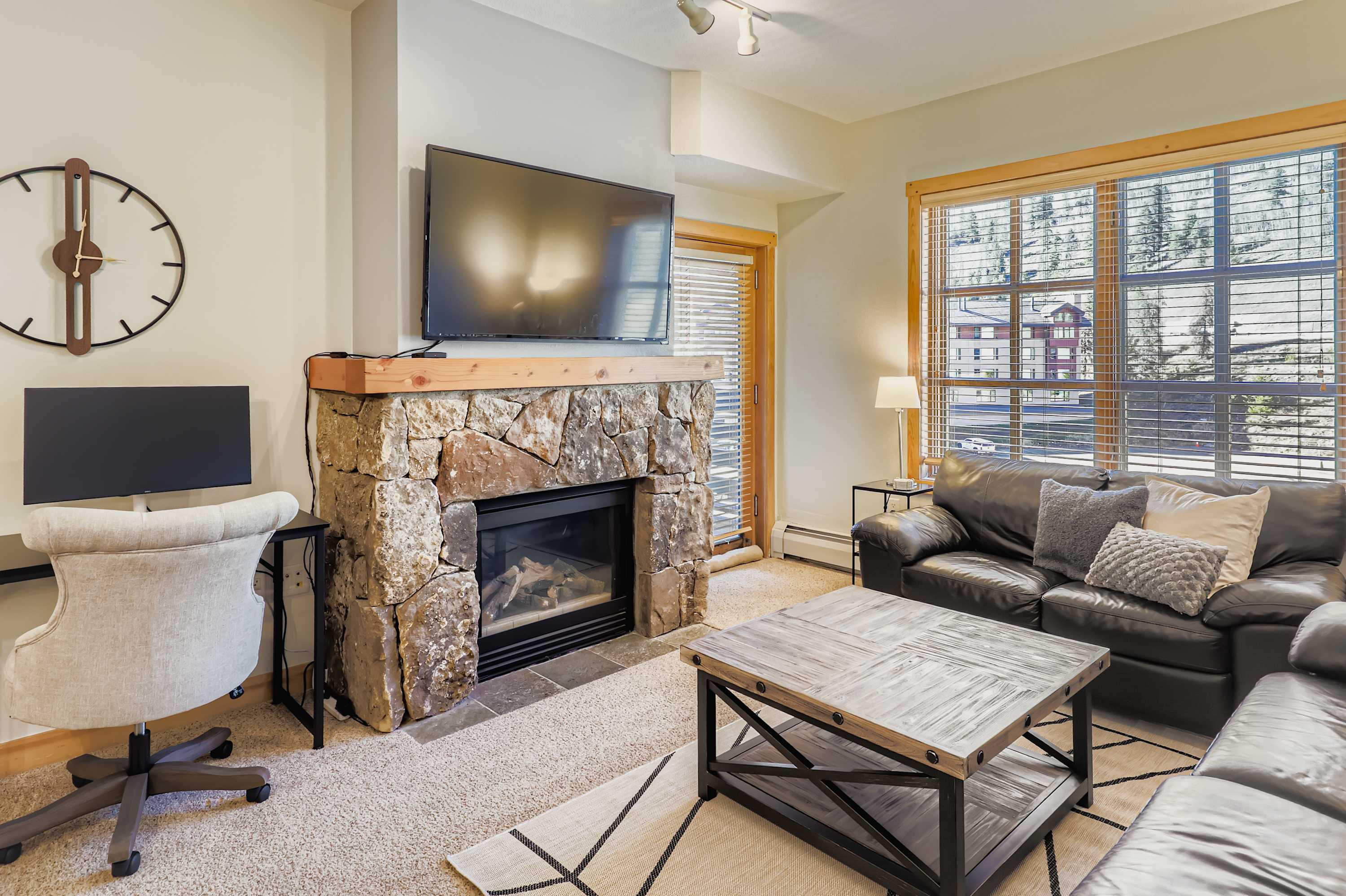 Updated Ski Access 1BR Copper Mountain Condo, Cozy King Bed,Views, Hot Tub