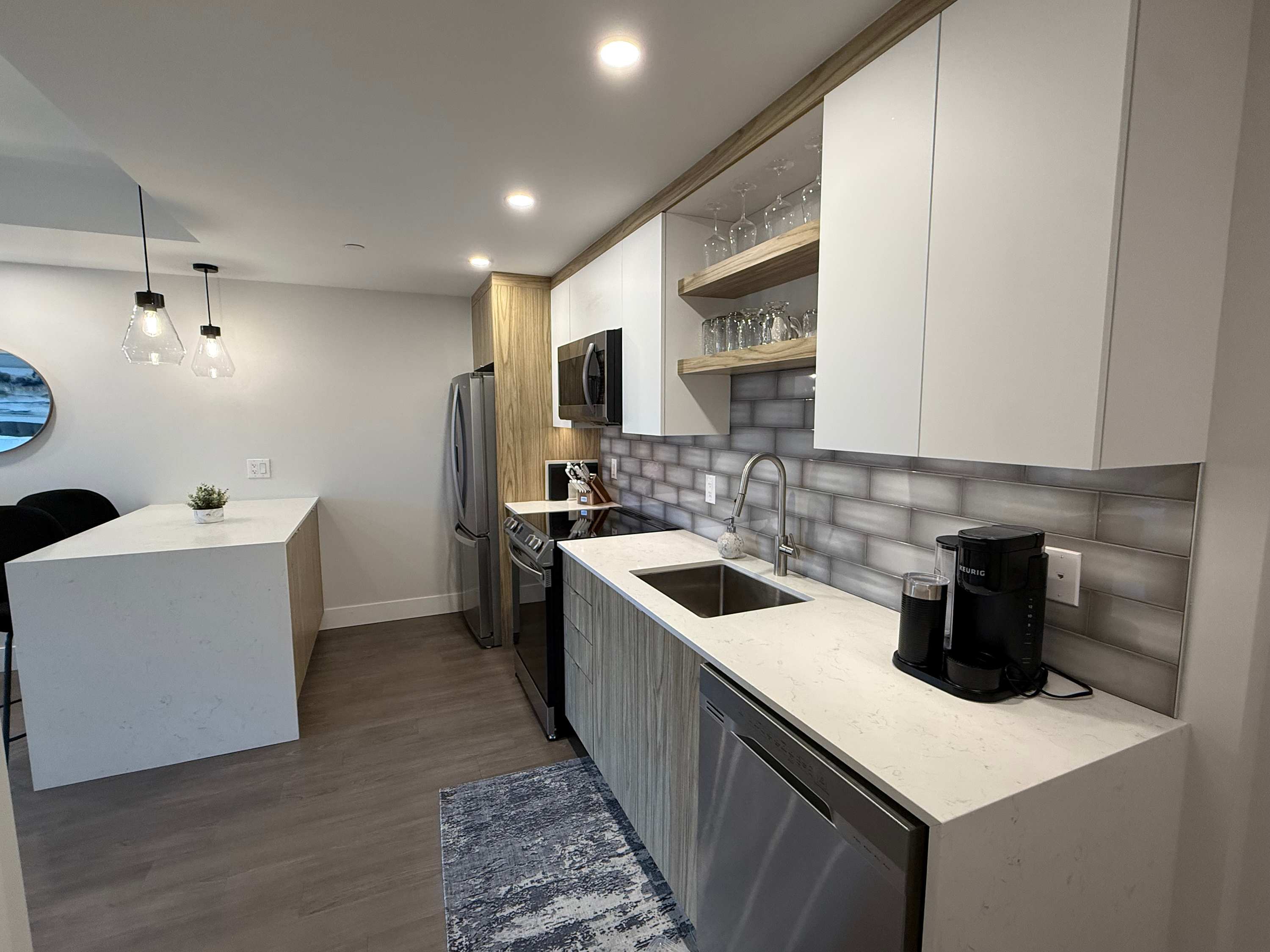 Bright 1 BR with waterview and 6 appliances